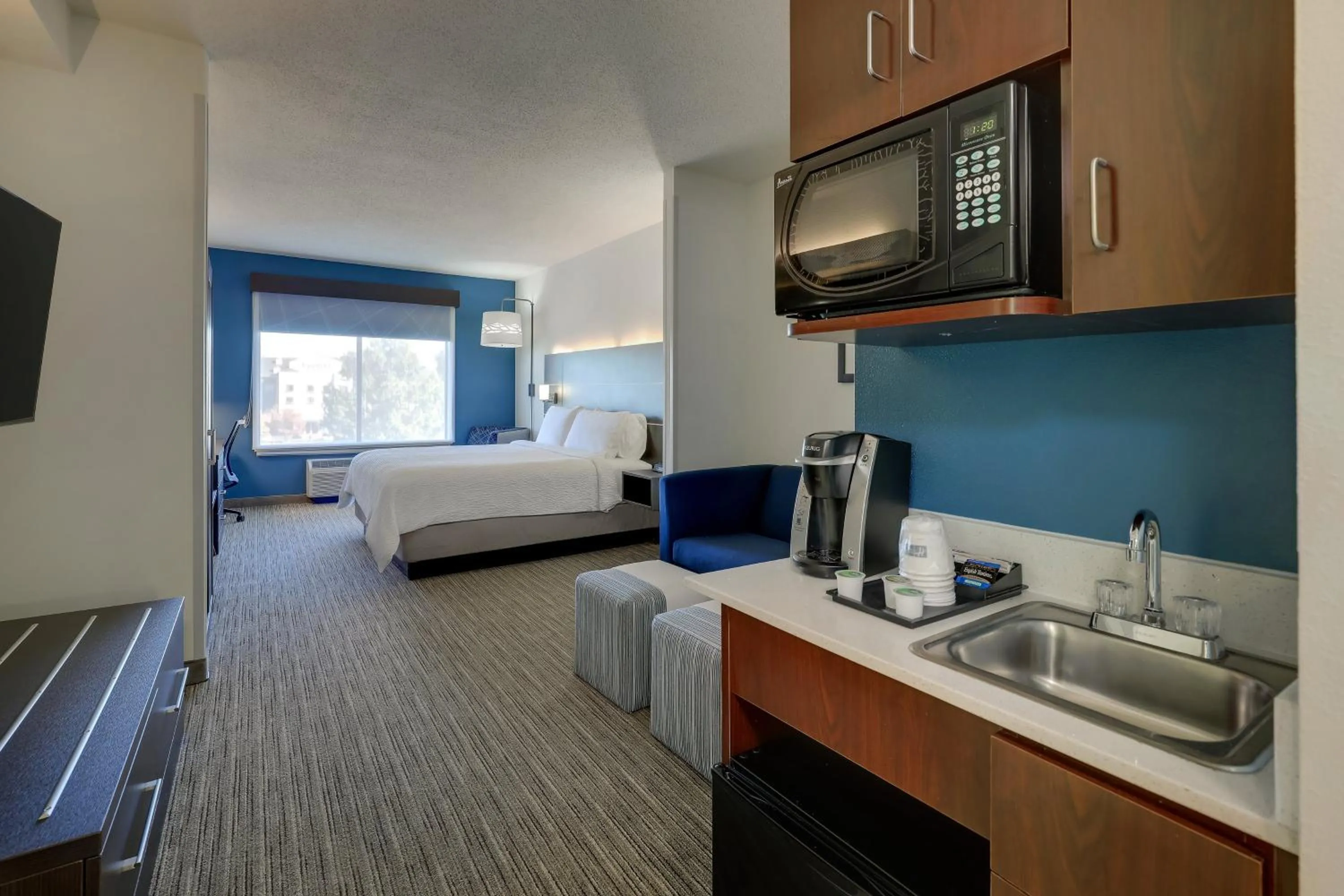 Photo of the whole room, Bed in Holiday Inn Express Hotel & Suites- Gadsden by IHG