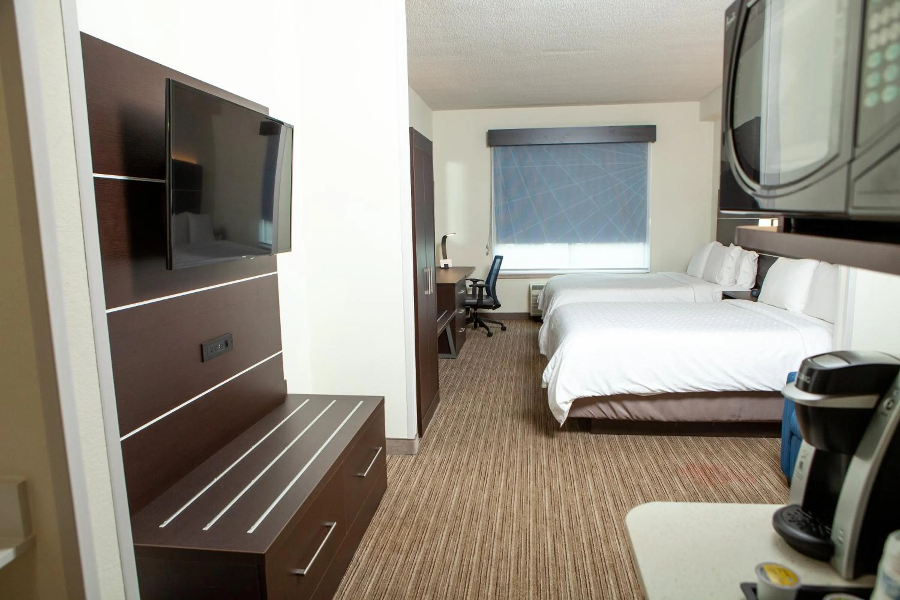 Photo of the whole room, Bed in Holiday Inn Express Hotel & Suites- Gadsden by IHG