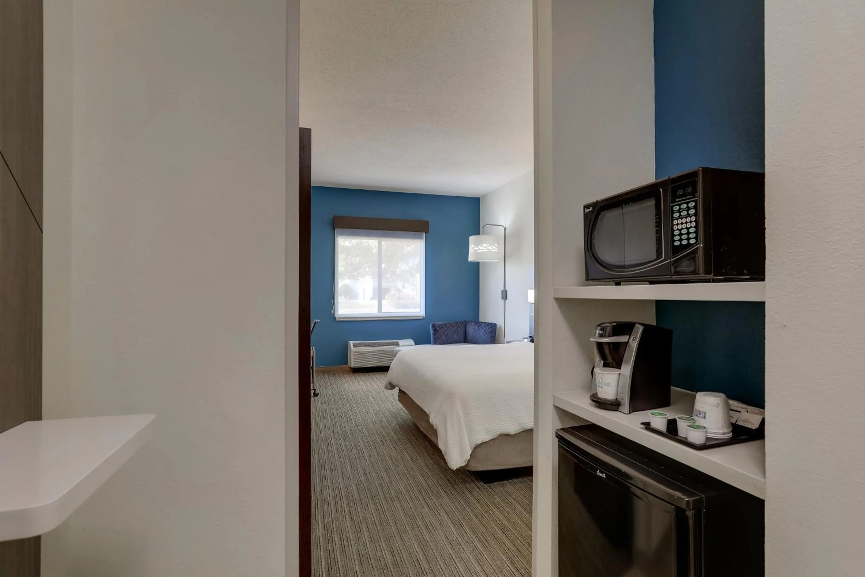 Photo of the whole room, Bed in Holiday Inn Express Hotel & Suites- Gadsden by IHG