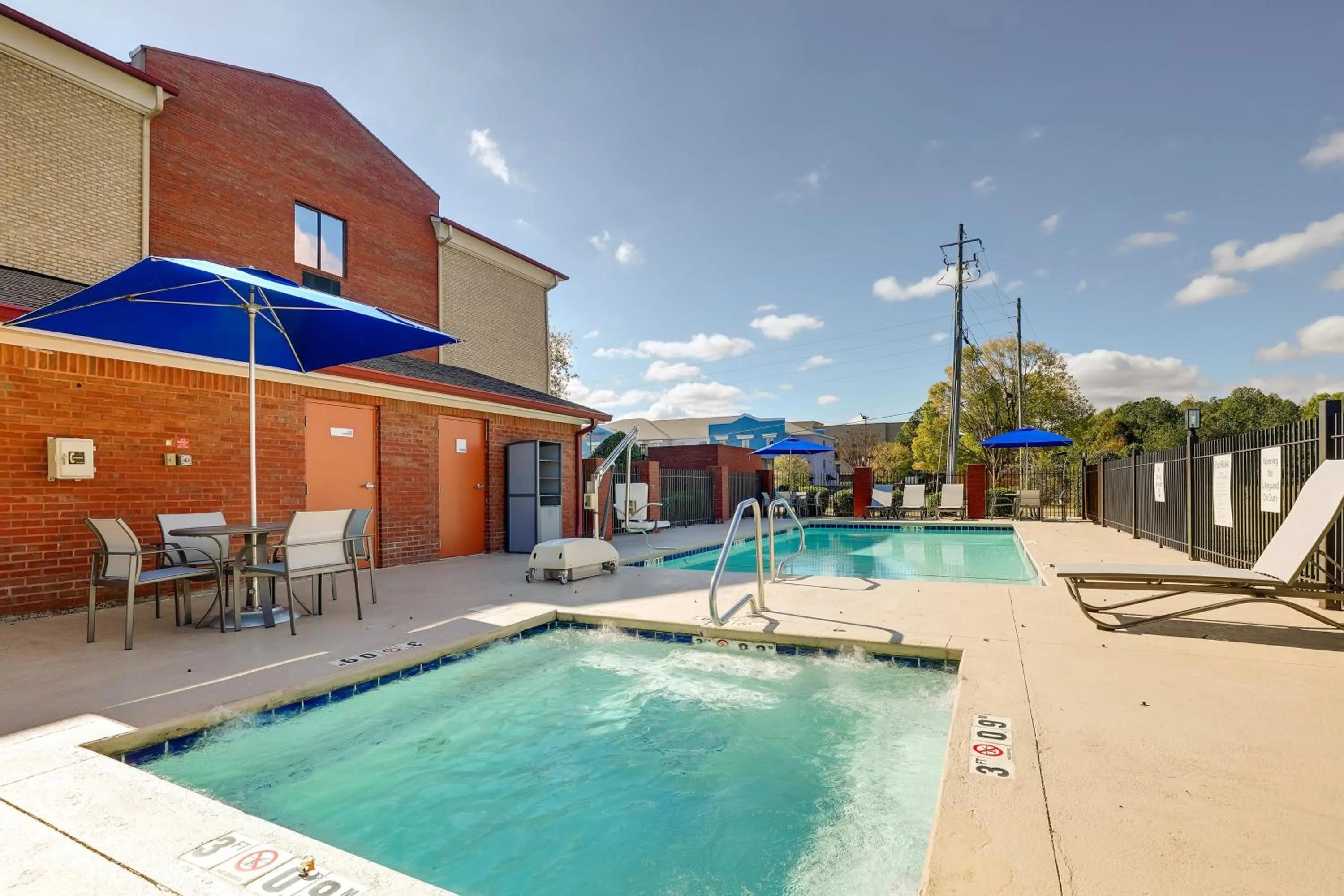 Swimming pool in Holiday Inn Express Hotel & Suites- Gadsden by IHG