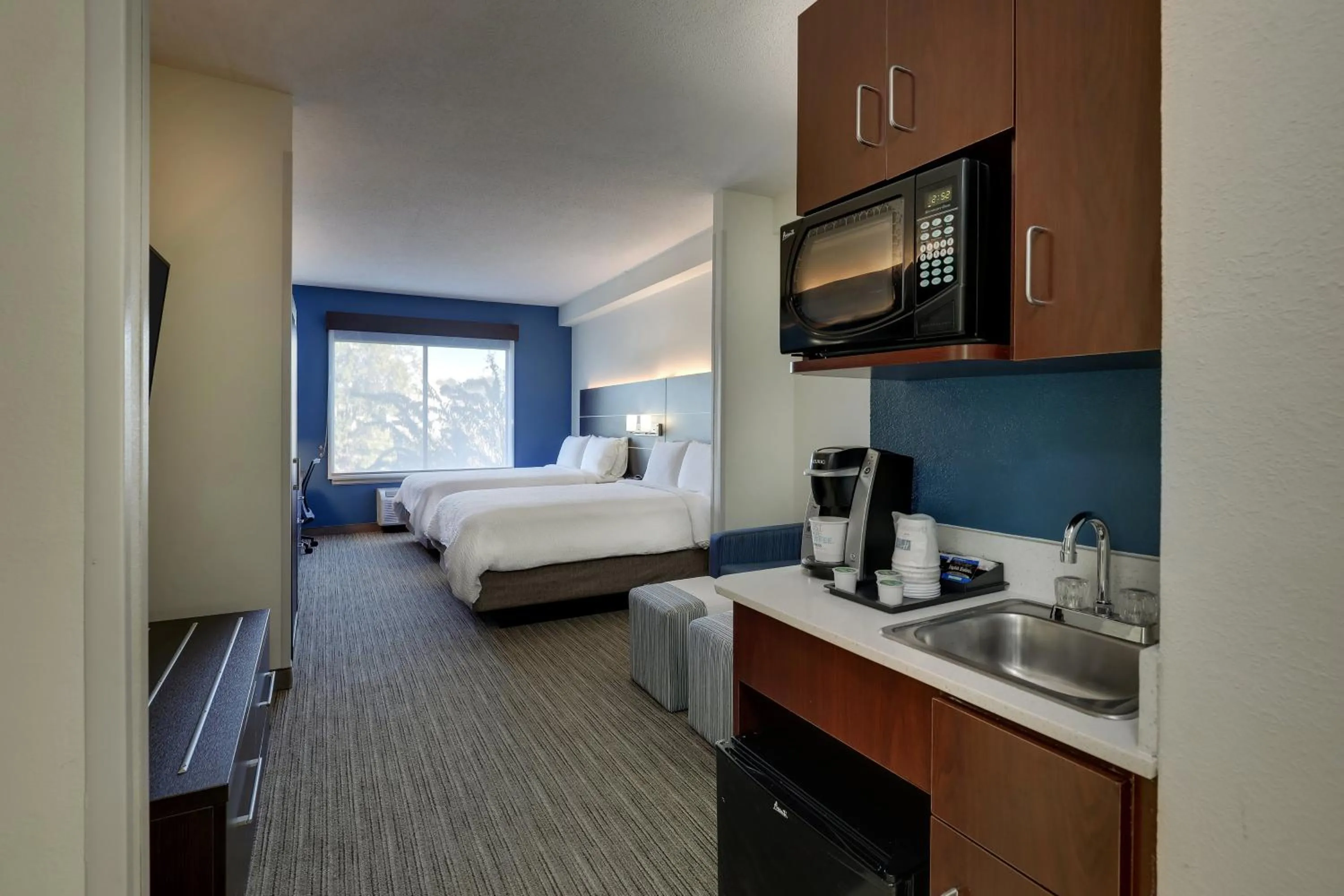 Photo of the whole room, Bed in Holiday Inn Express Hotel & Suites- Gadsden by IHG