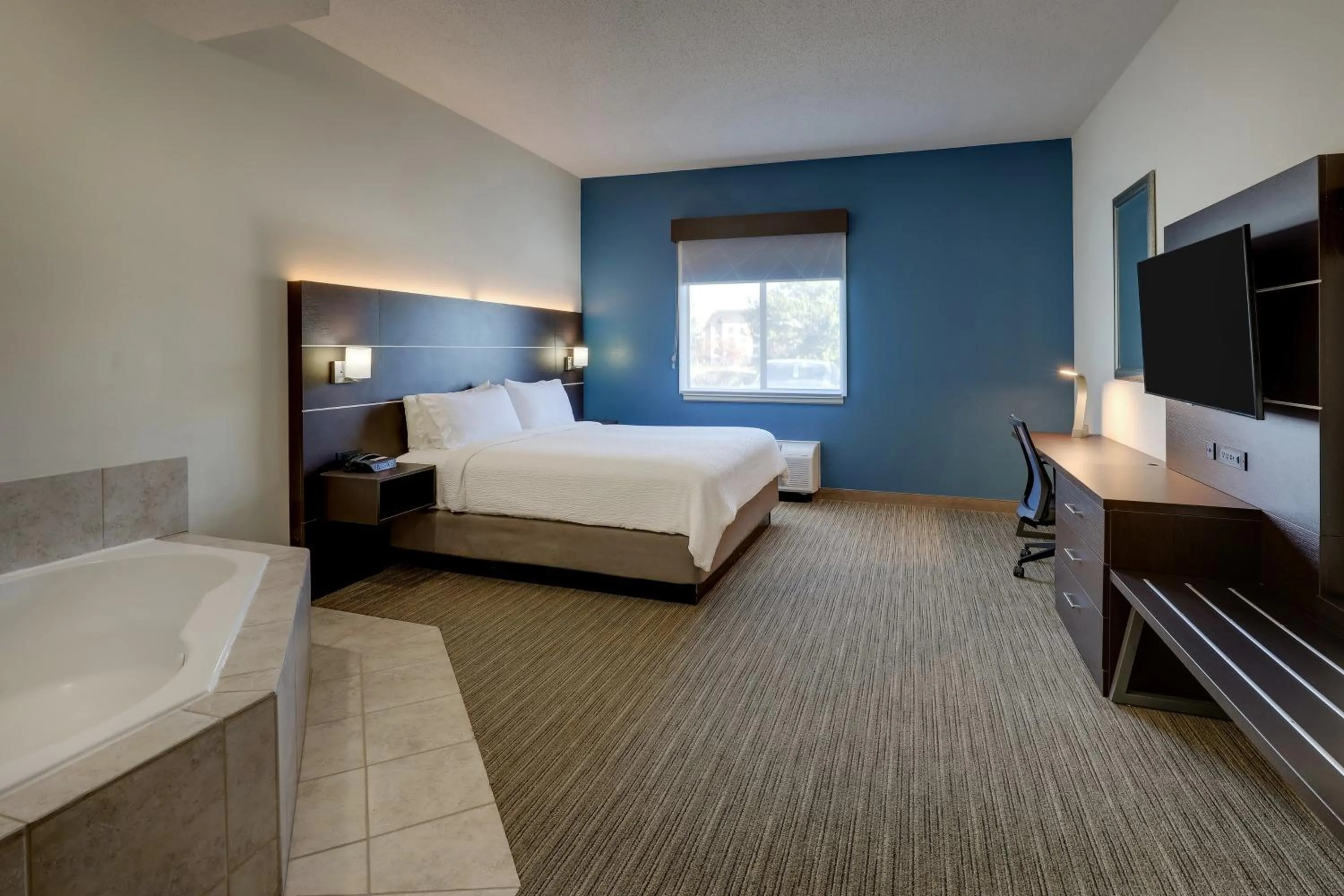 Photo of the whole room, Bed in Holiday Inn Express Hotel & Suites- Gadsden by IHG