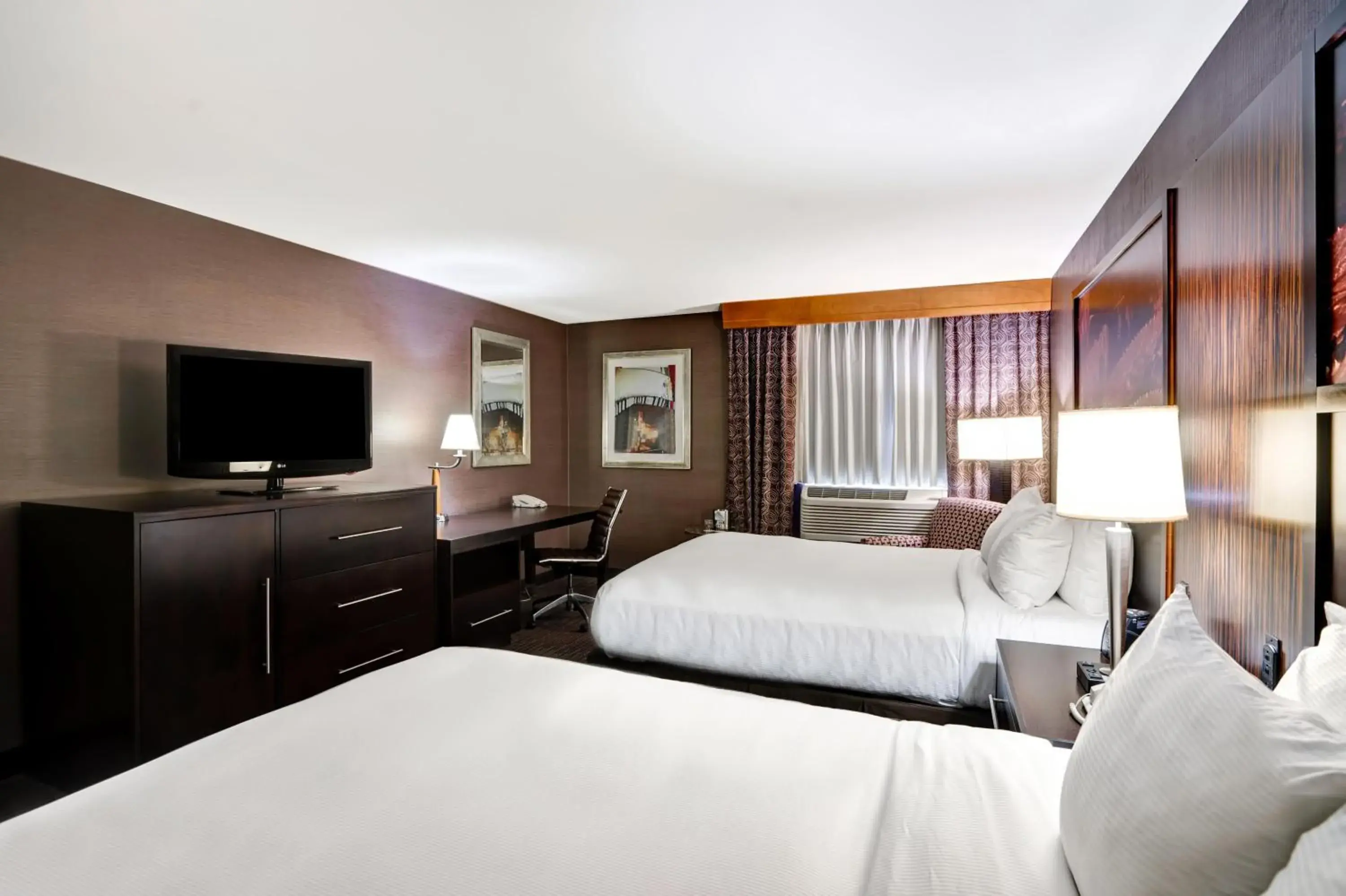Deluxe Queen Room with Two Queen Beds and City View - Accessible in DoubleTree by Hilton Downtown Wilmington - Legal District Deluxe Queen Room with Two Queen Beds and City View - Accessible in DoubleTree by Hilton Downtown Wilmington - Legal District