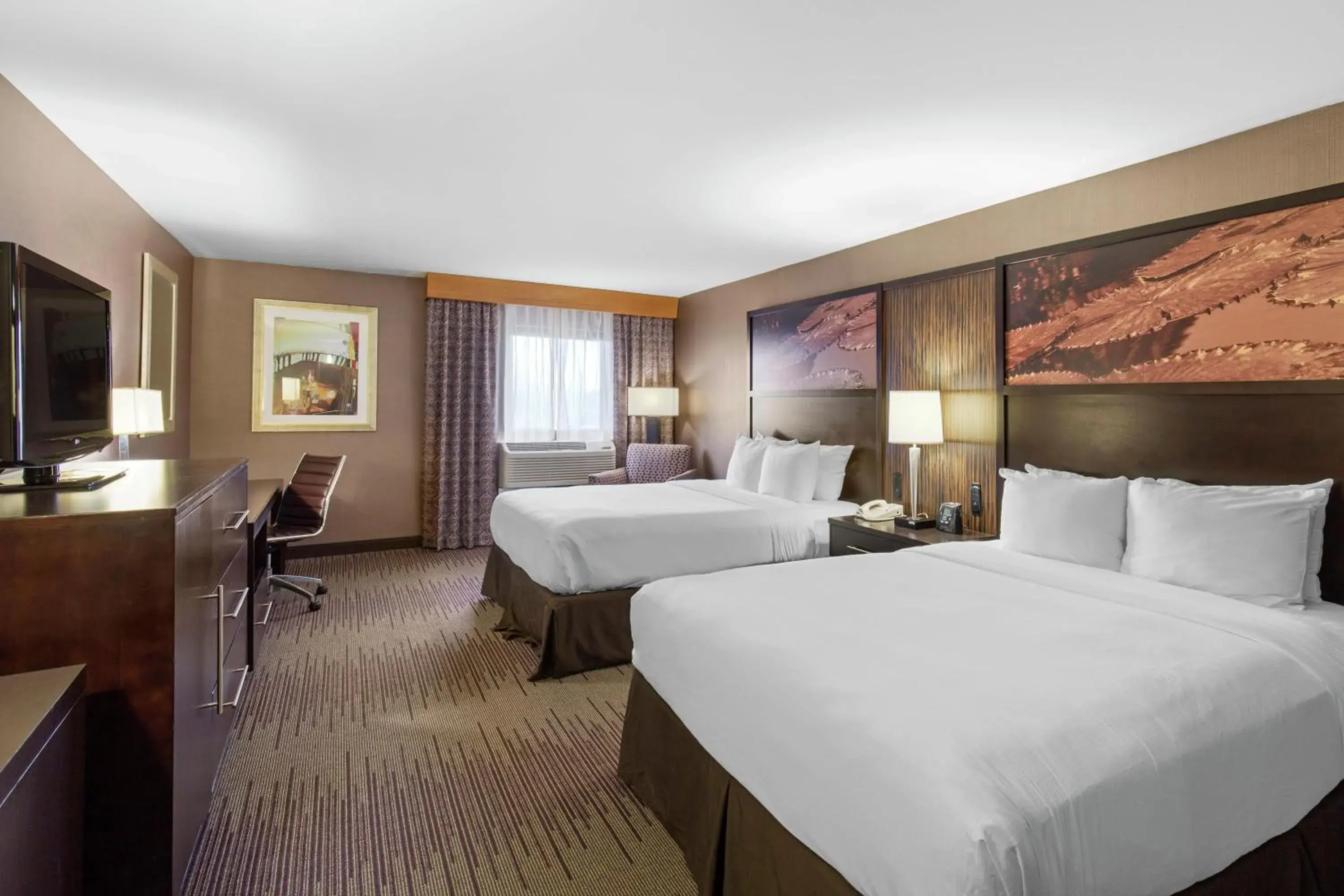 Deluxe Queen Room with Two Queen Beds and Panoramic City View in DoubleTree by Hilton Downtown Wilmington - Legal District Deluxe Queen Room with Two Queen Beds and Panoramic City View in DoubleTree by Hilton Downtown Wilmington - Legal District