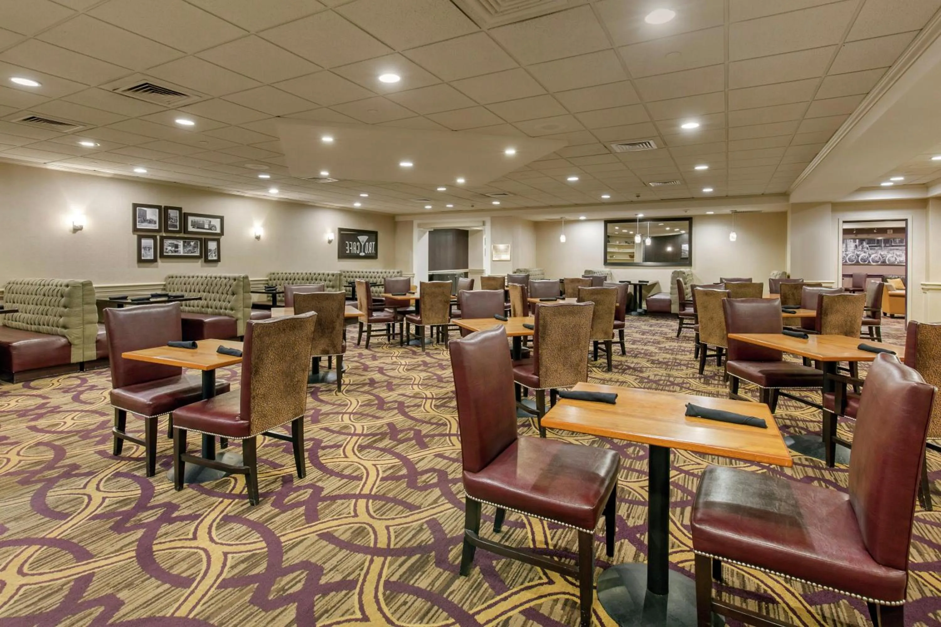 Dining area in DoubleTree by Hilton Downtown Wilmington - Legal District