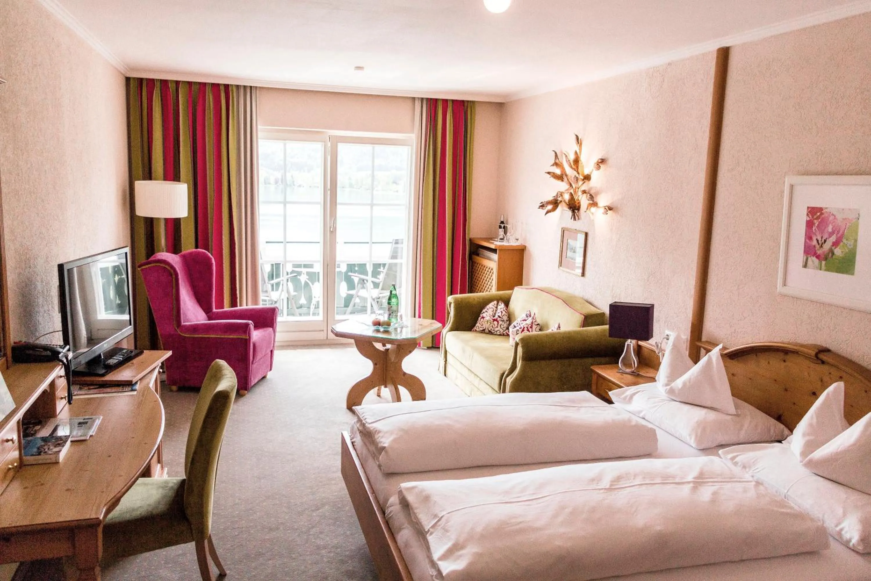 Lake view, Bed in Hotel Peter