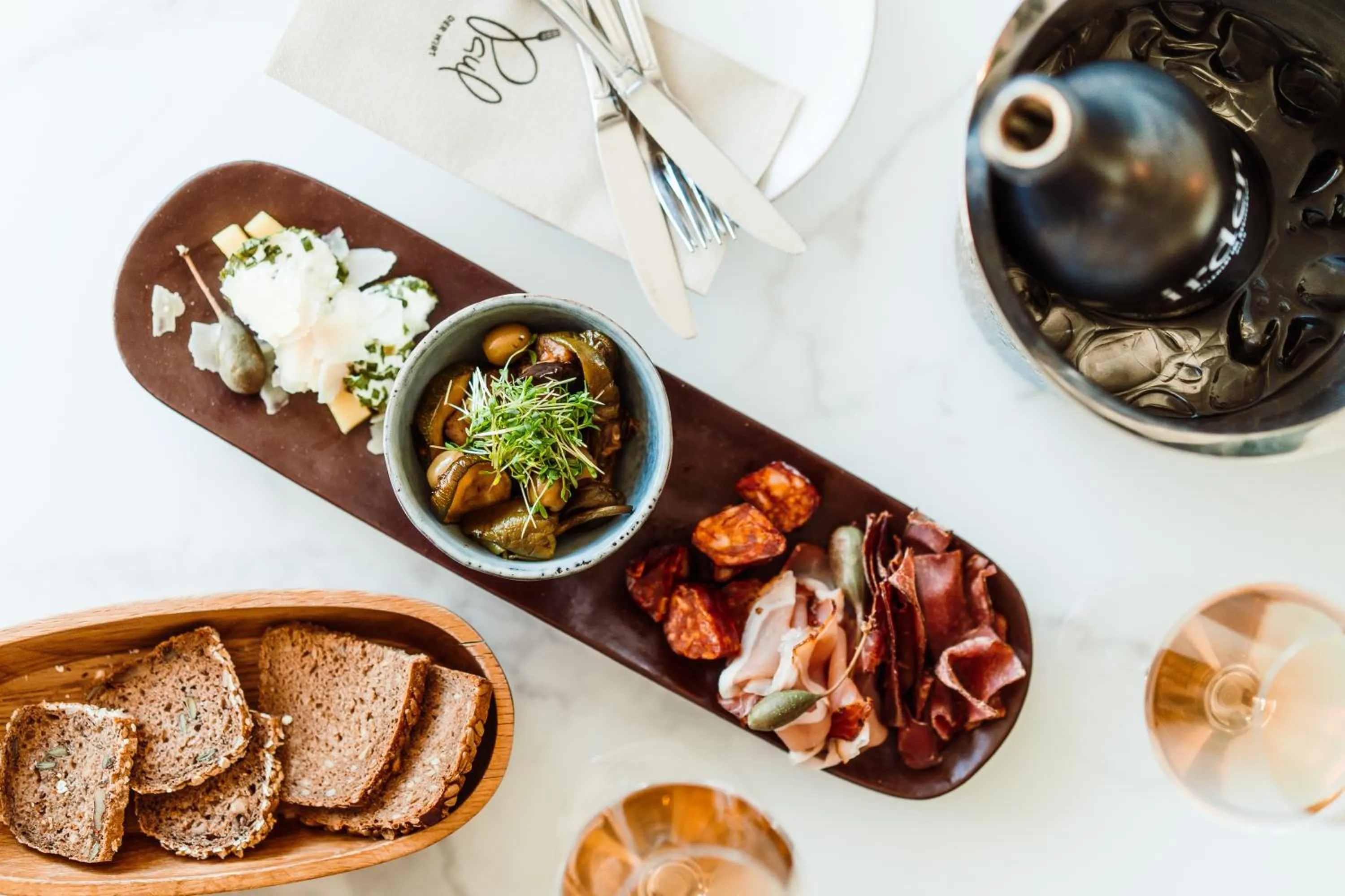 Restaurant/places to eat in Hotel Peter