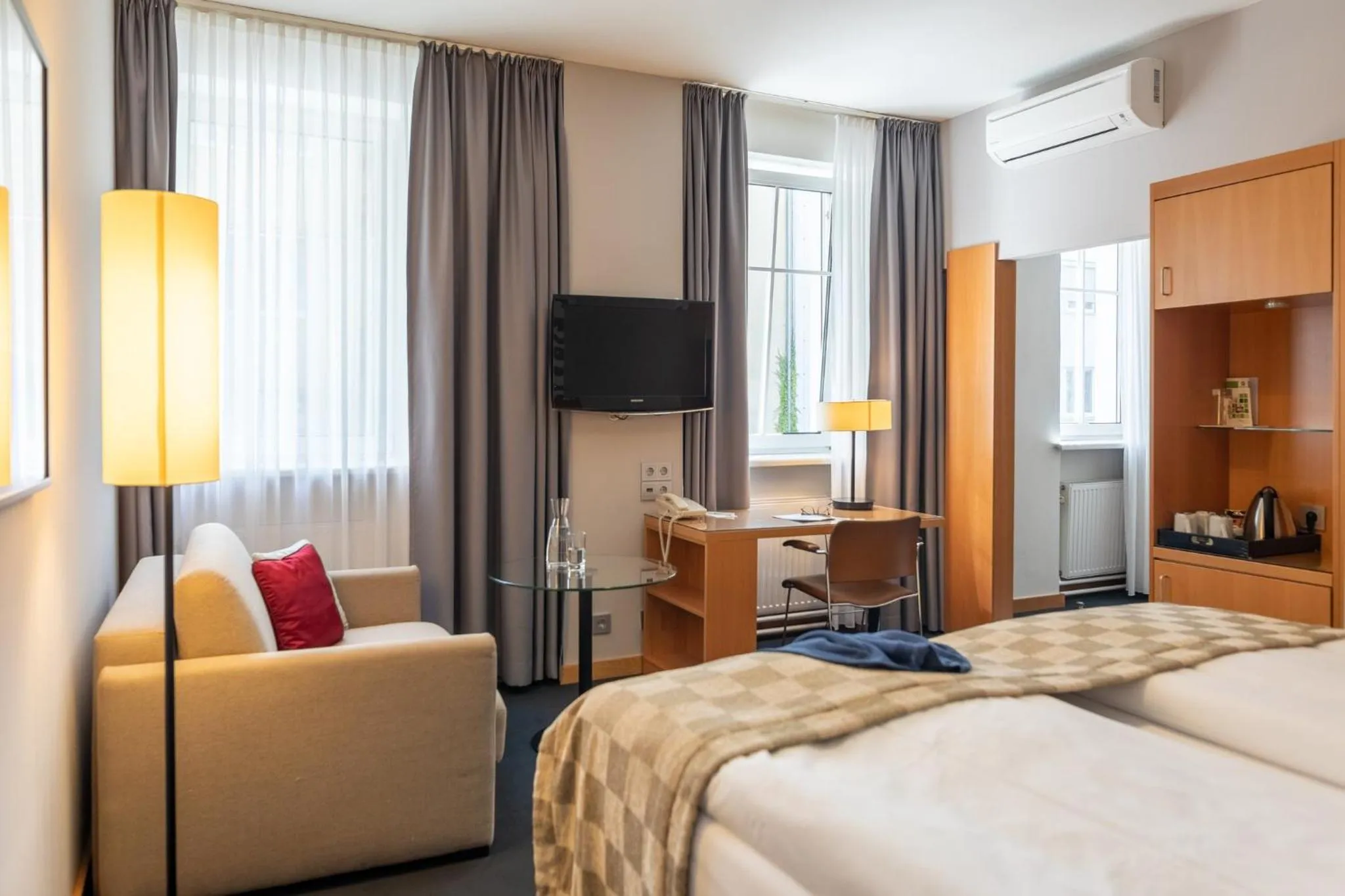 Photo of the whole room, Bed in Holiday Inn Vienna City by IHG