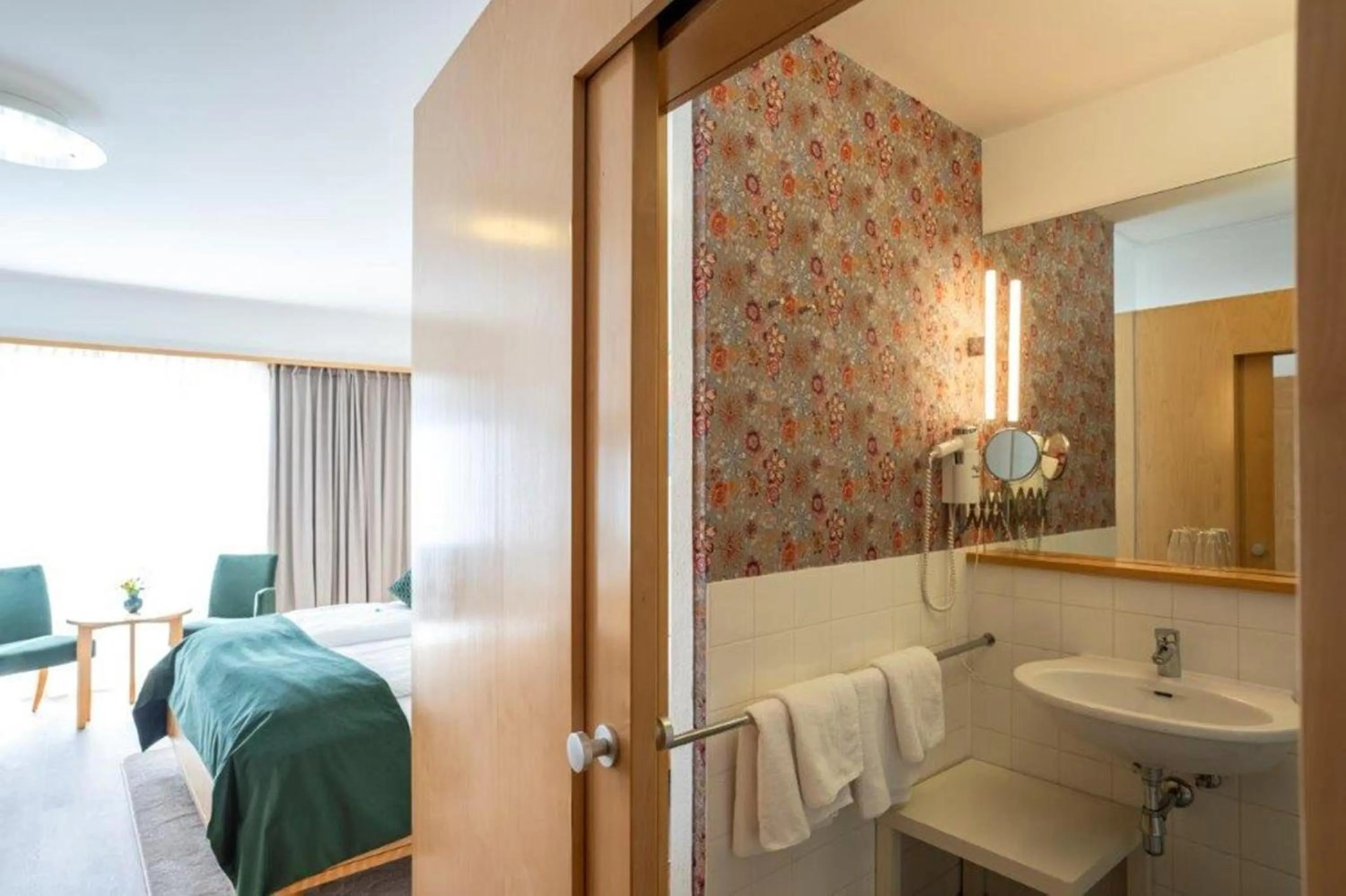 Bathroom, Bed in Hotel Klinglhuber