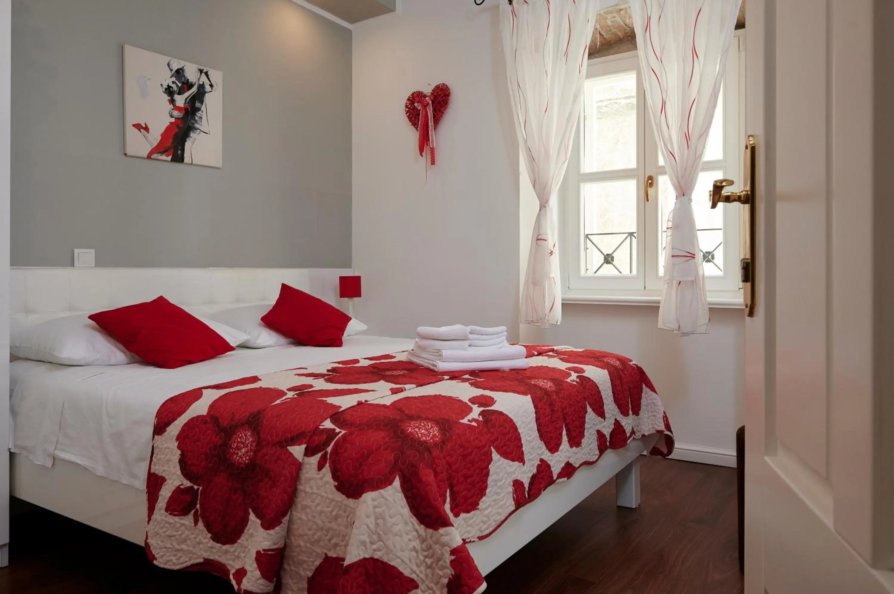 Photo of the whole room, Bed in Palace Central Square