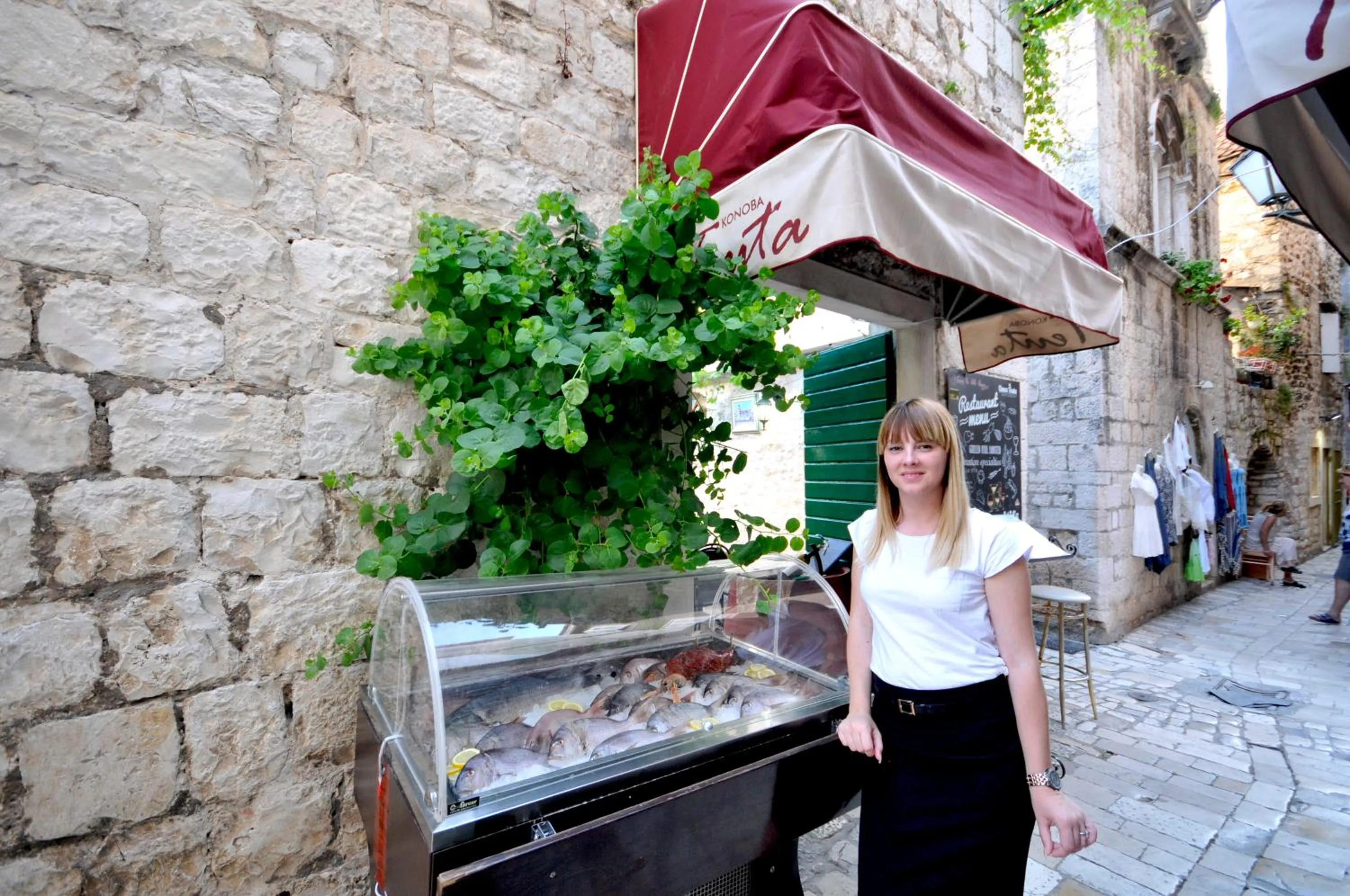 Restaurant/places to eat in Palace Central Square