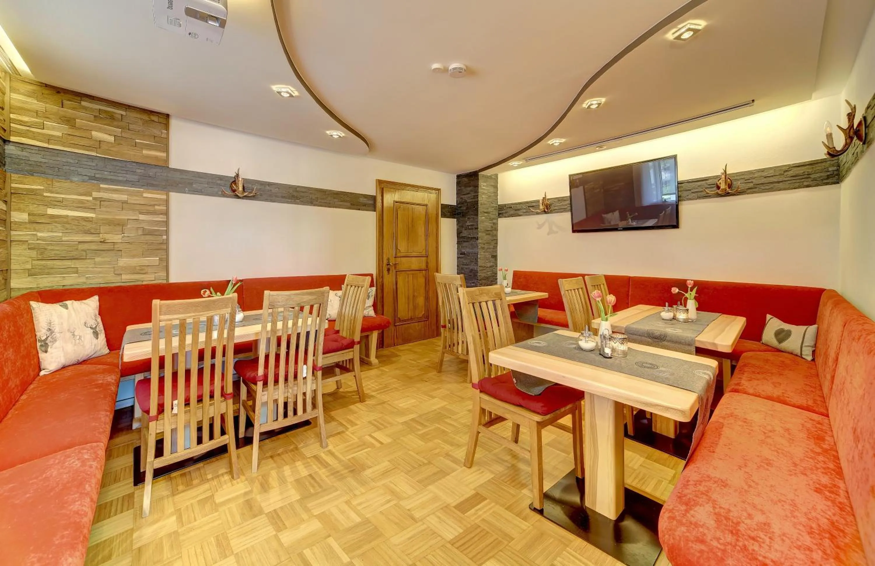 Restaurant/places to eat in Hotel Hirschenstein