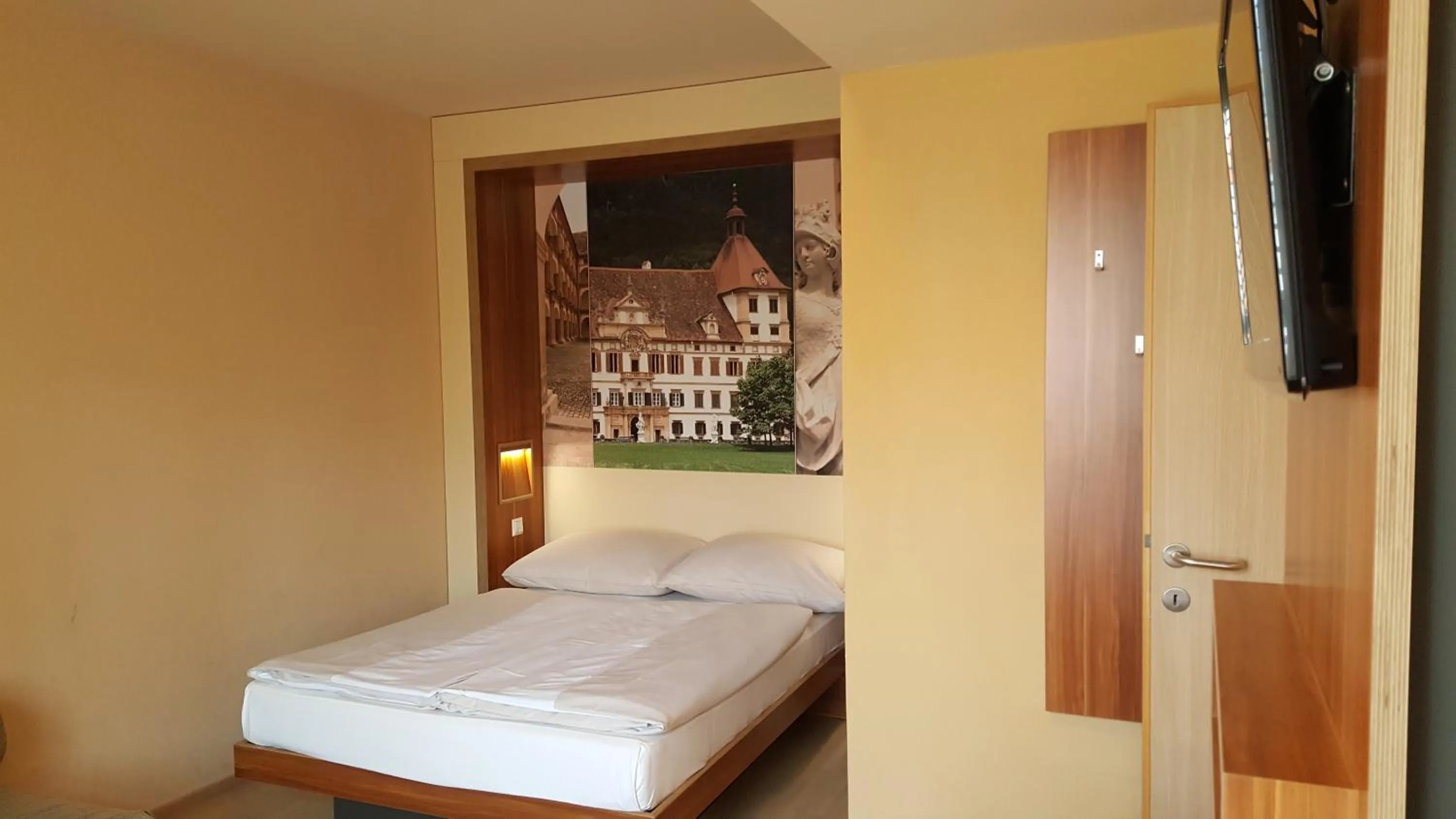 Bedroom, Bed in JUFA Hotel Graz City