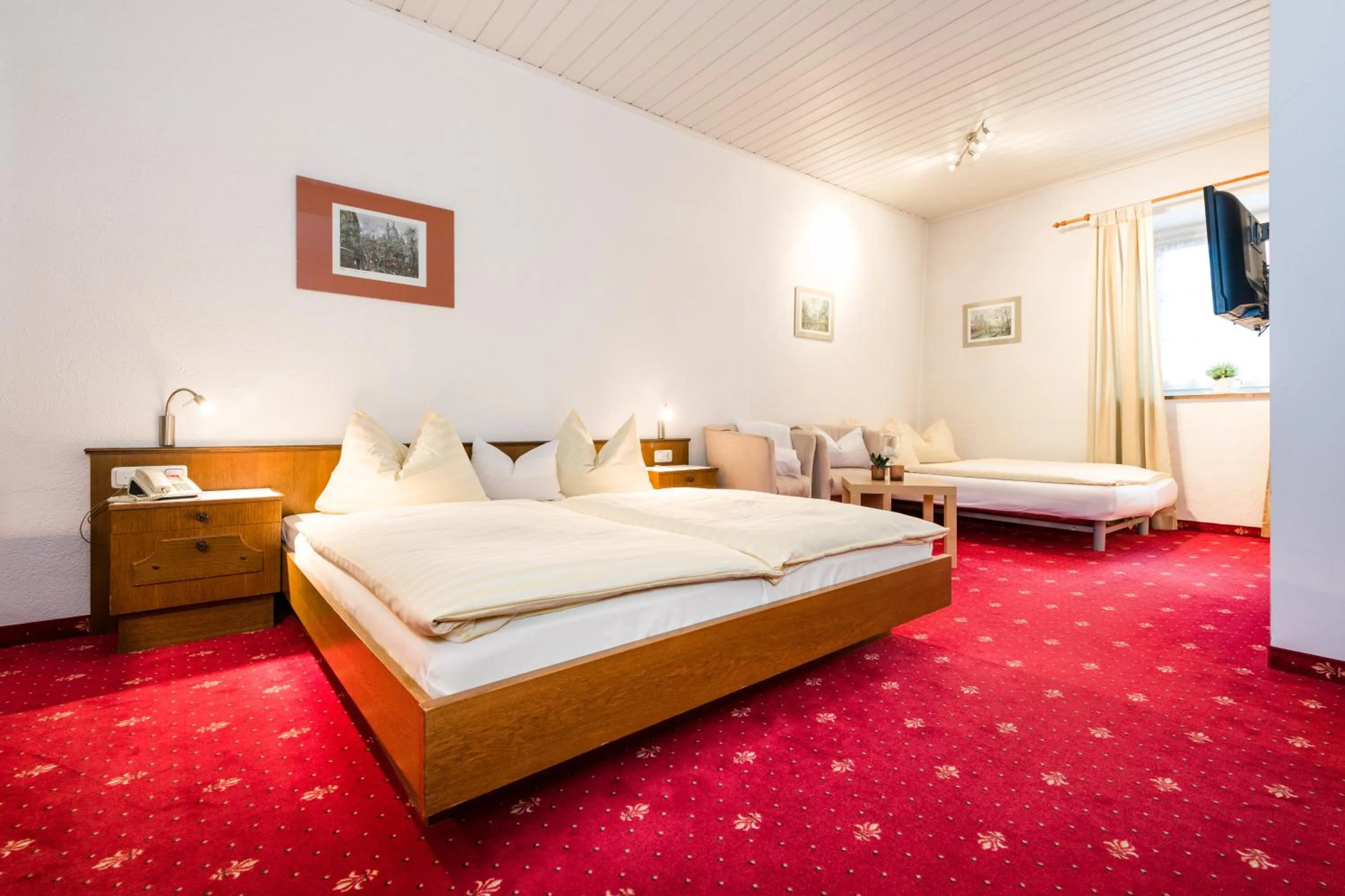 Bed in Hotel Goldener Hirsch