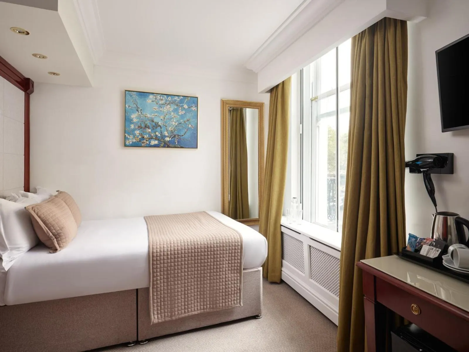 Bed in The Prime London Hotel