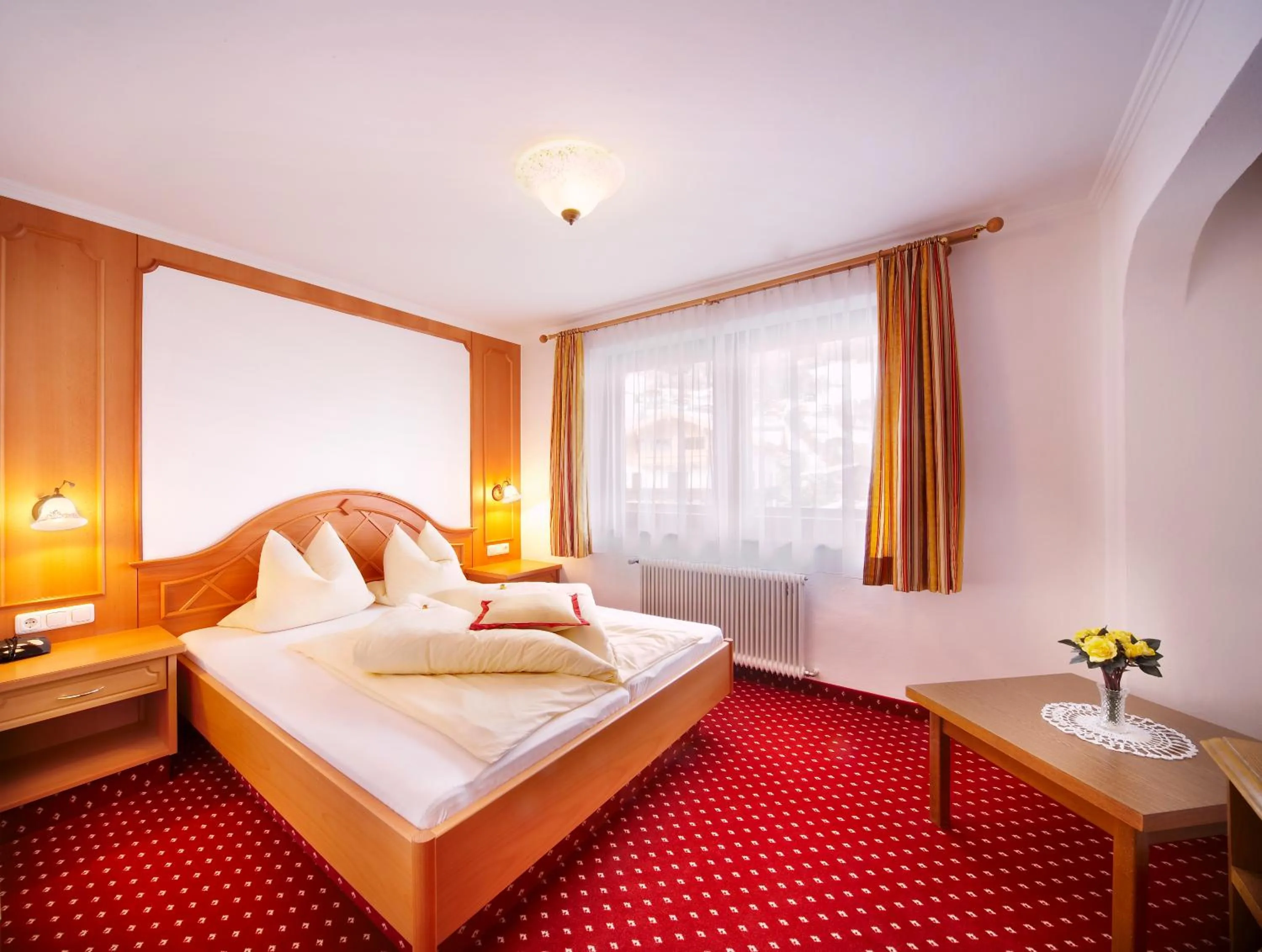 Photo of the whole room, Bed in Smaragdhotel Tauernblick