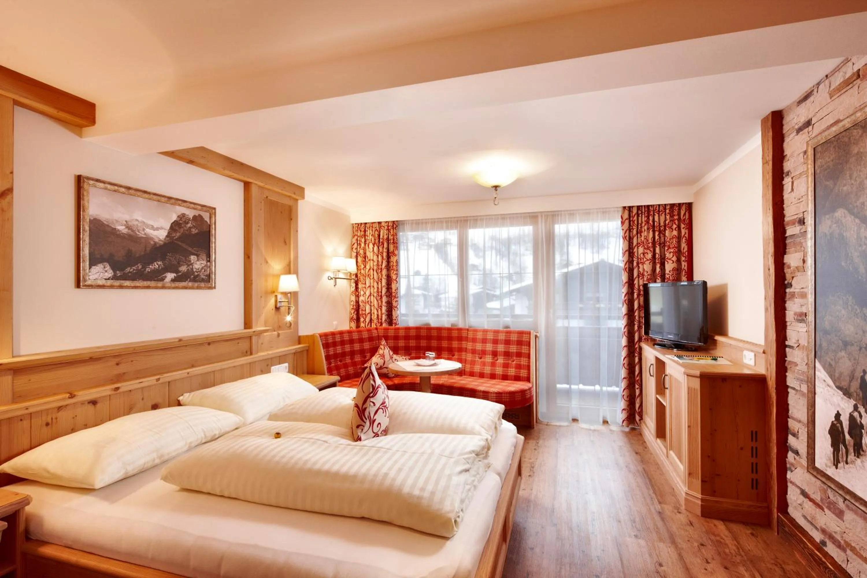 Photo of the whole room, Bed in Smaragdhotel Tauernblick