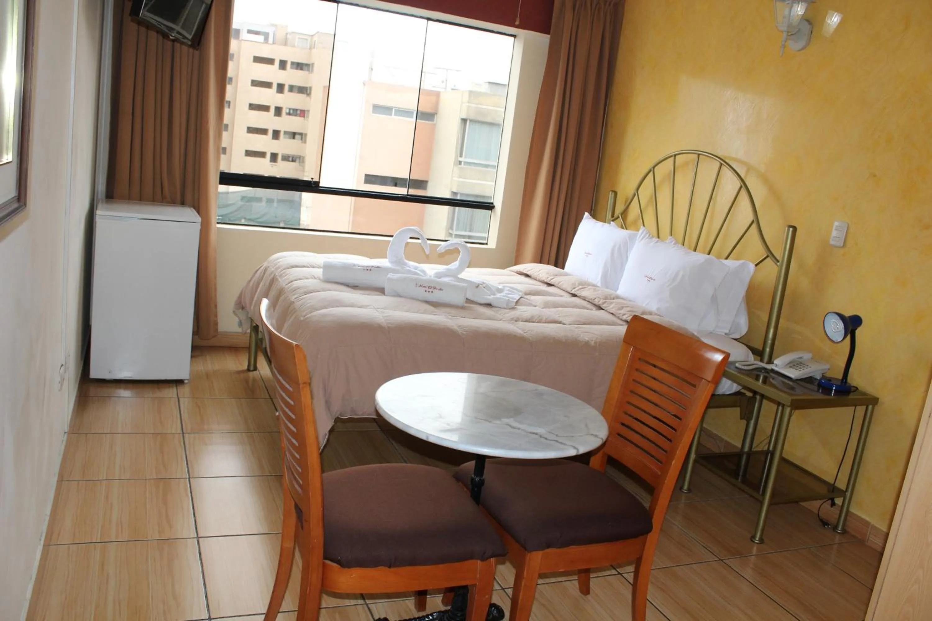 Dining area, Bed in Hotel El Farolito