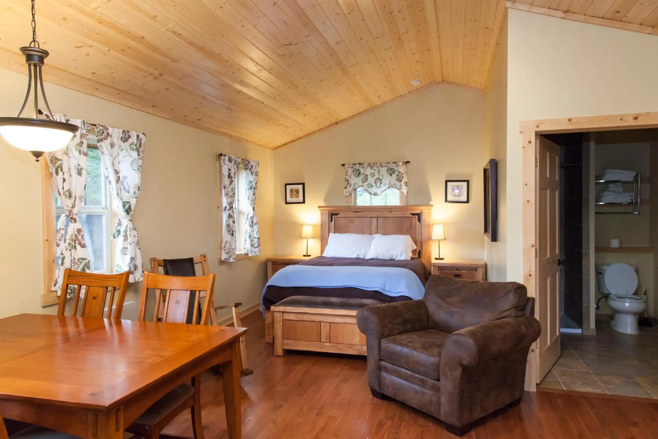 Photo of the whole room, Bed in Homestake Lodge