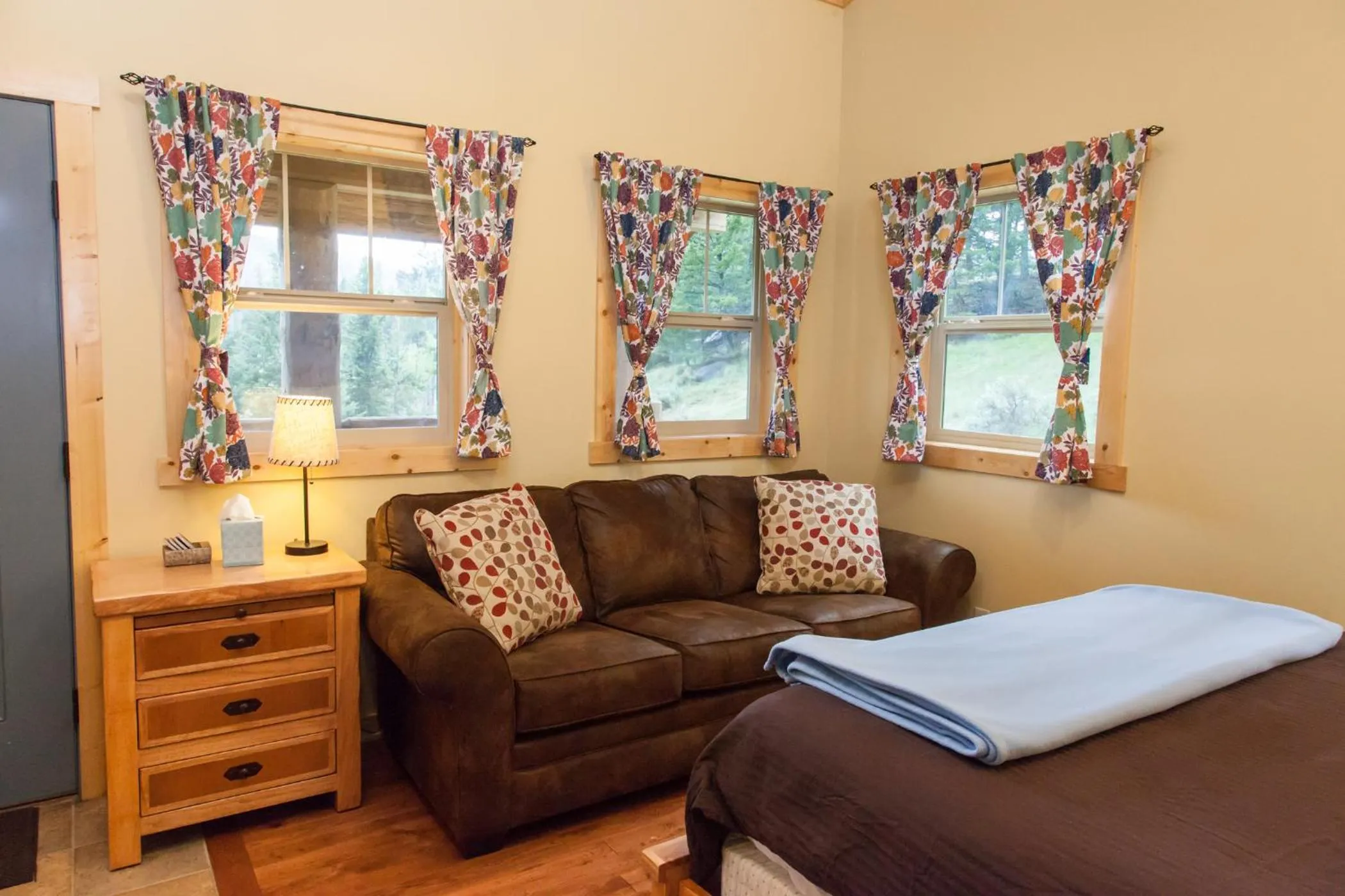 Seating area, Bed in Homestake Lodge