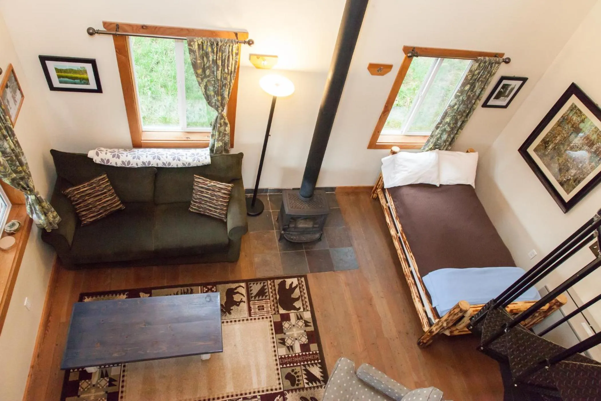 Photo of the whole room, Bed in Homestake Lodge