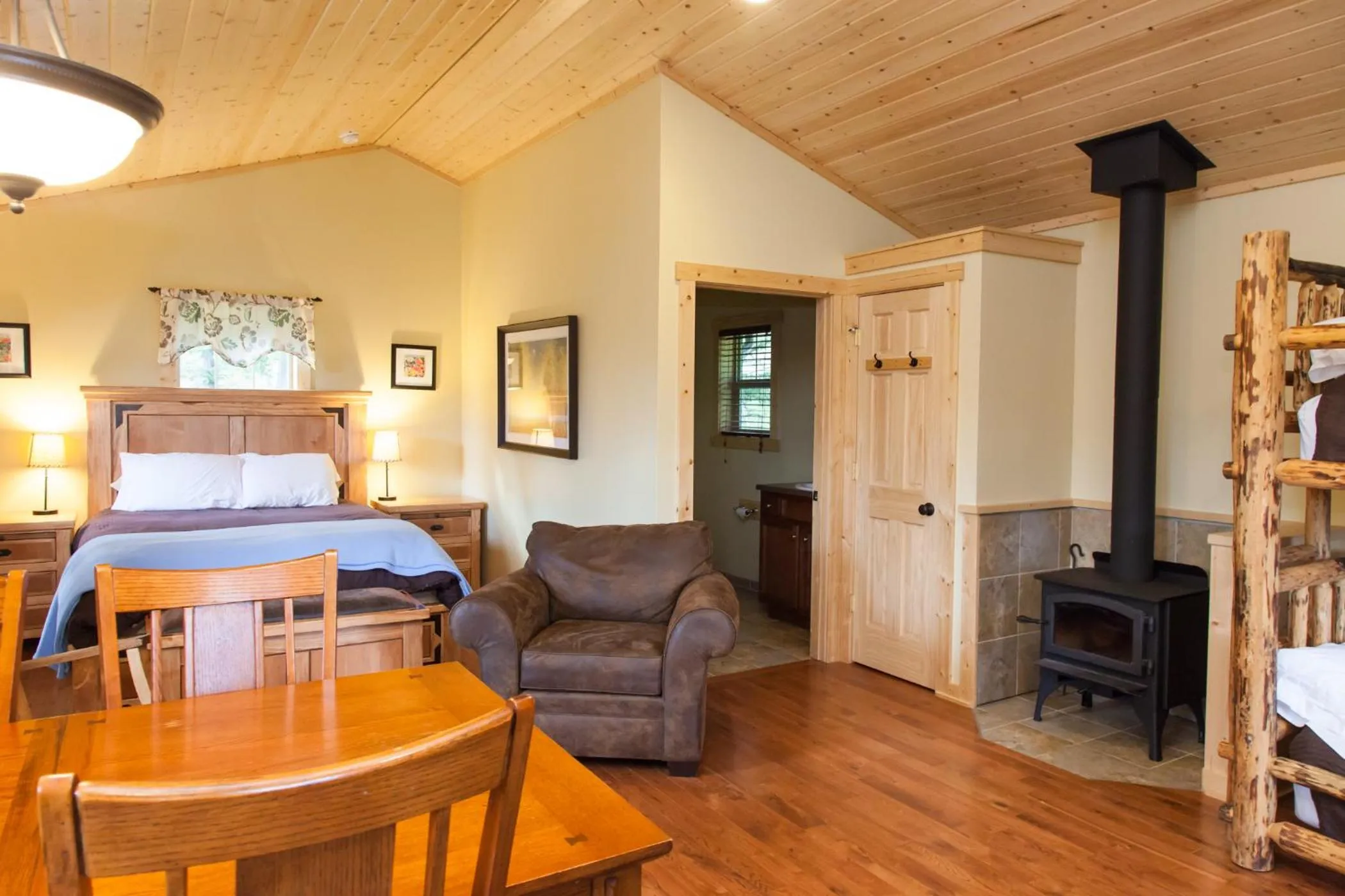 Photo of the whole room, Bed in Homestake Lodge