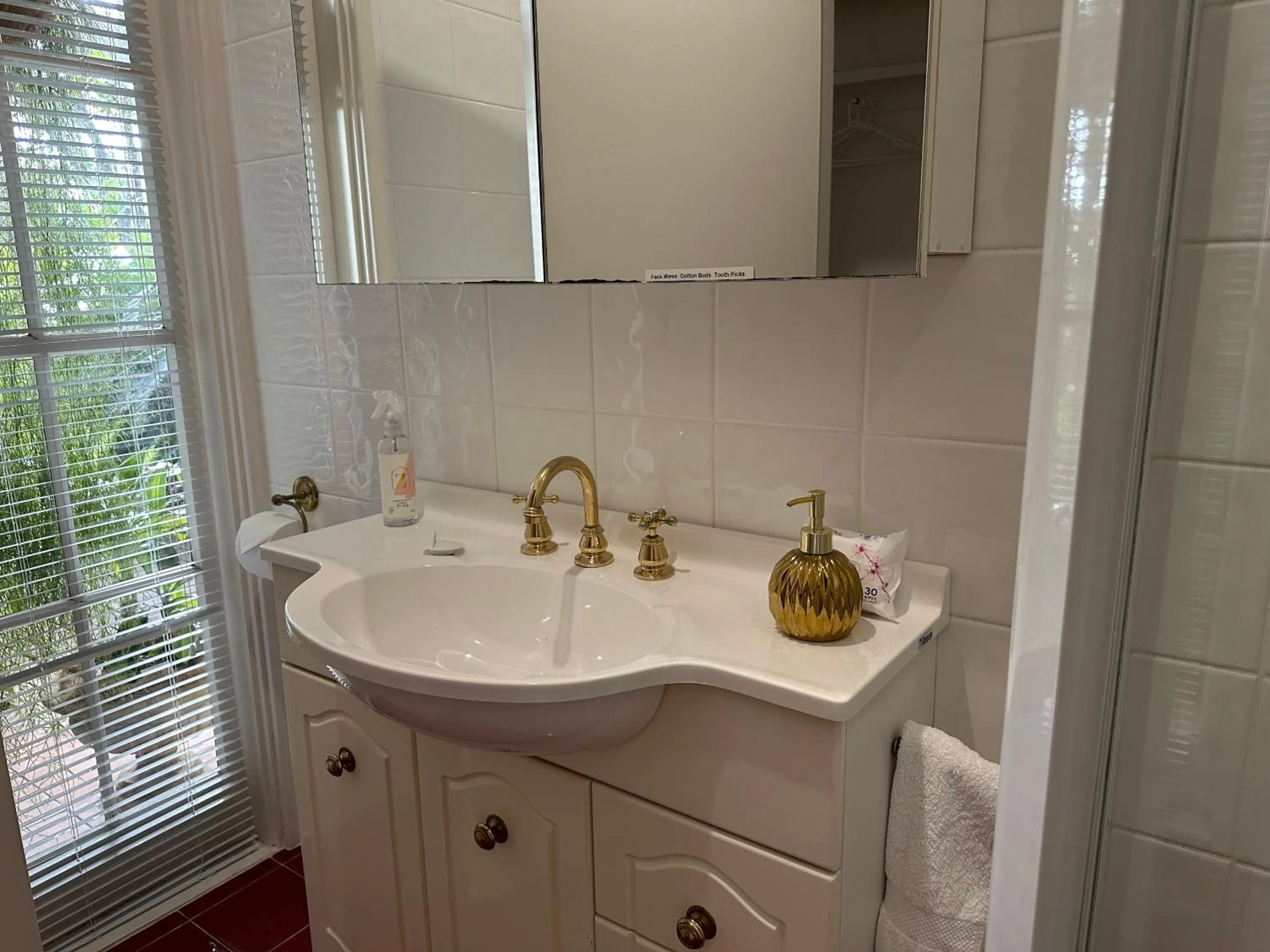 Bathroom in Palm Beach Bed & Breakfast