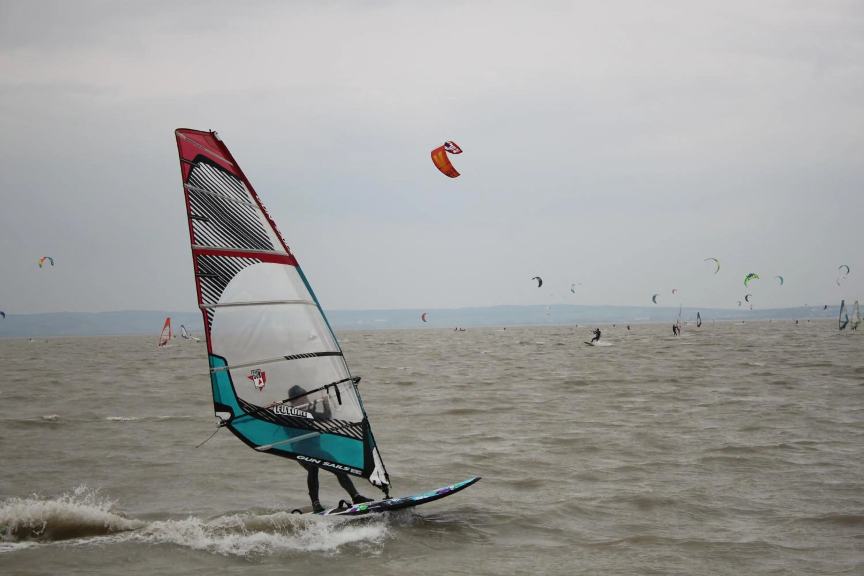Windsurfing in Hotel Al Faro Lodge am See