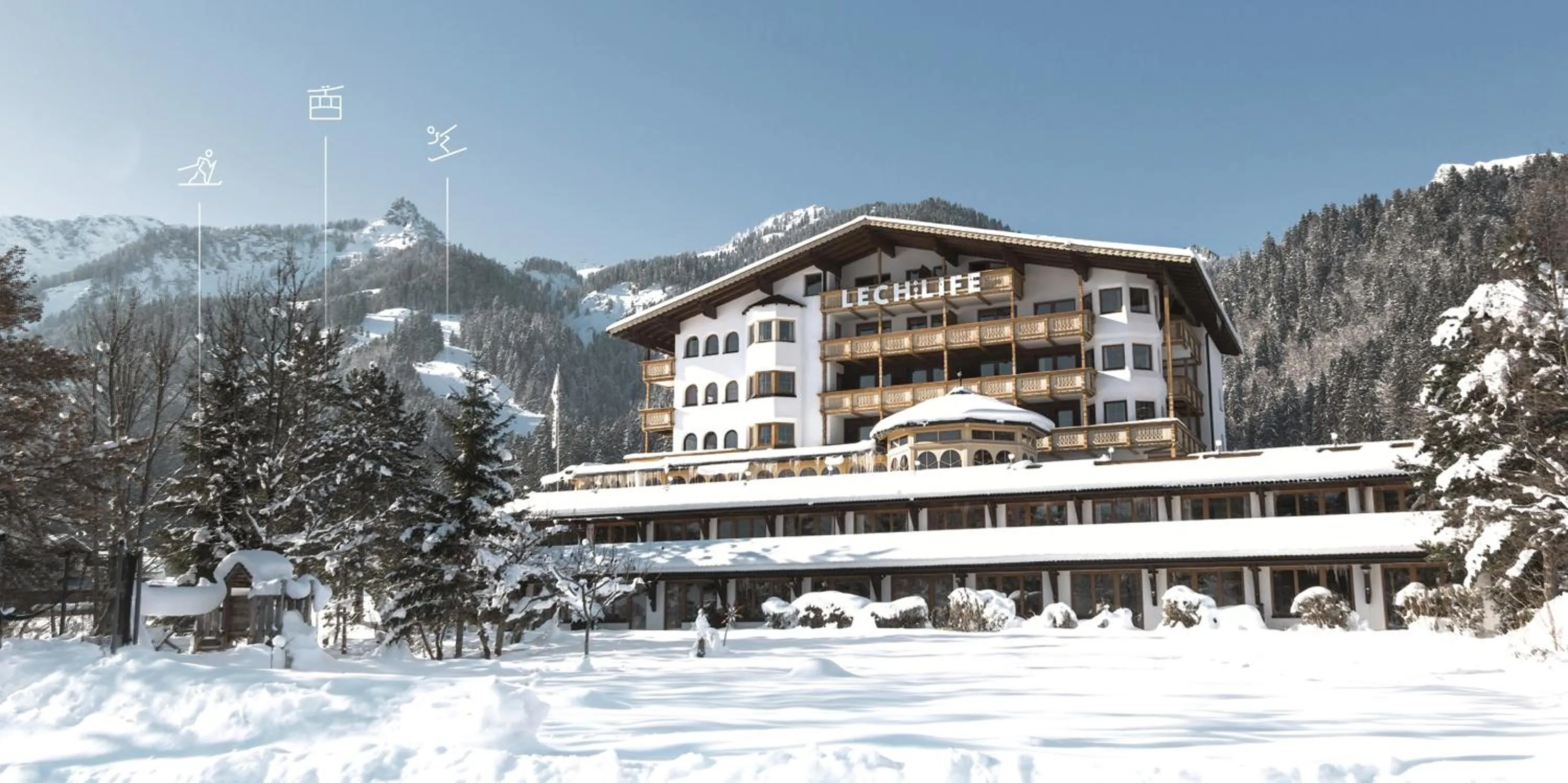 Facade/entrance in Wellness Aparthotel "Lechlife" incl Pool - 400m zum SKILIFT