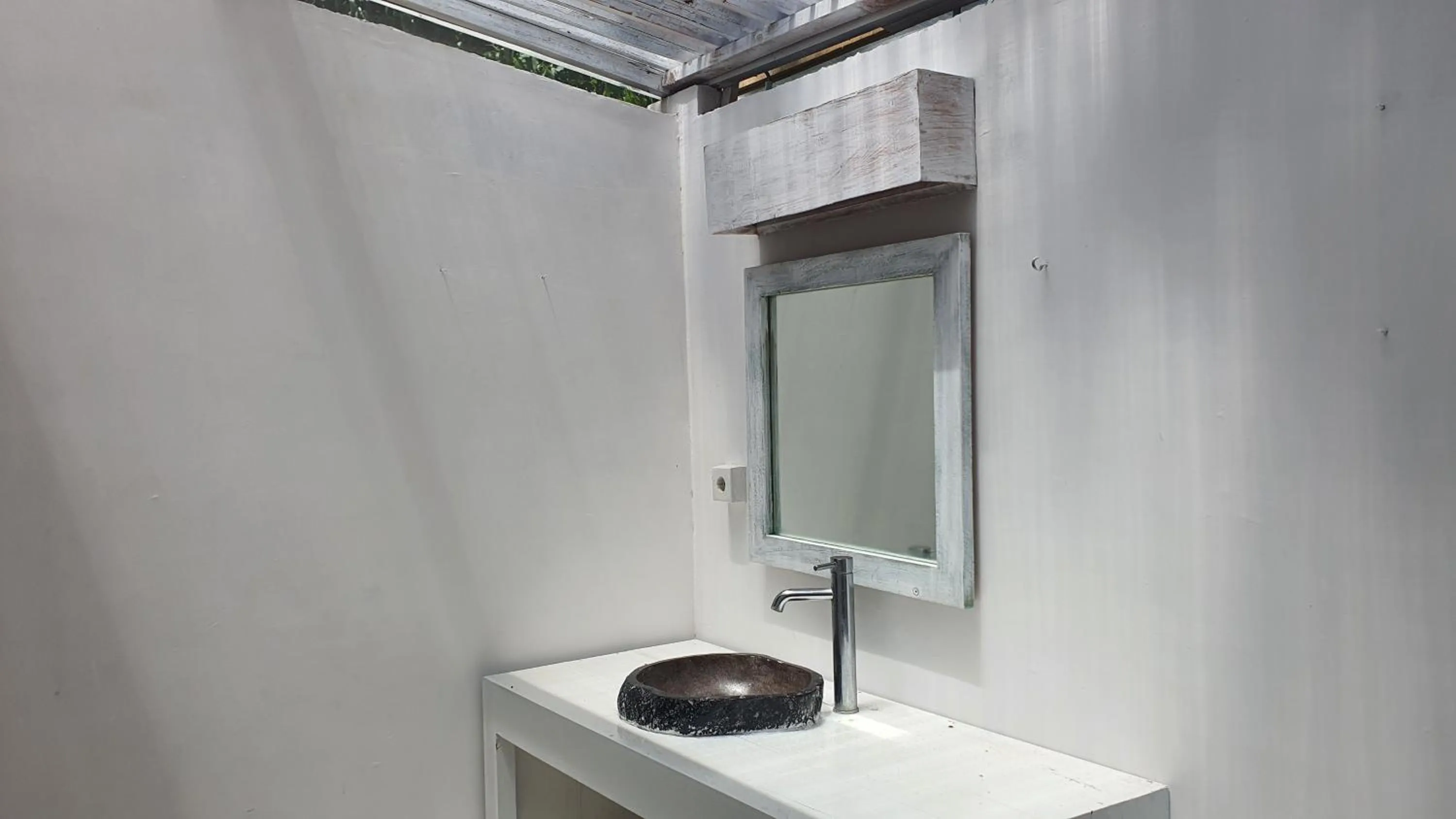 Bathroom in Myamo Beach Lodge