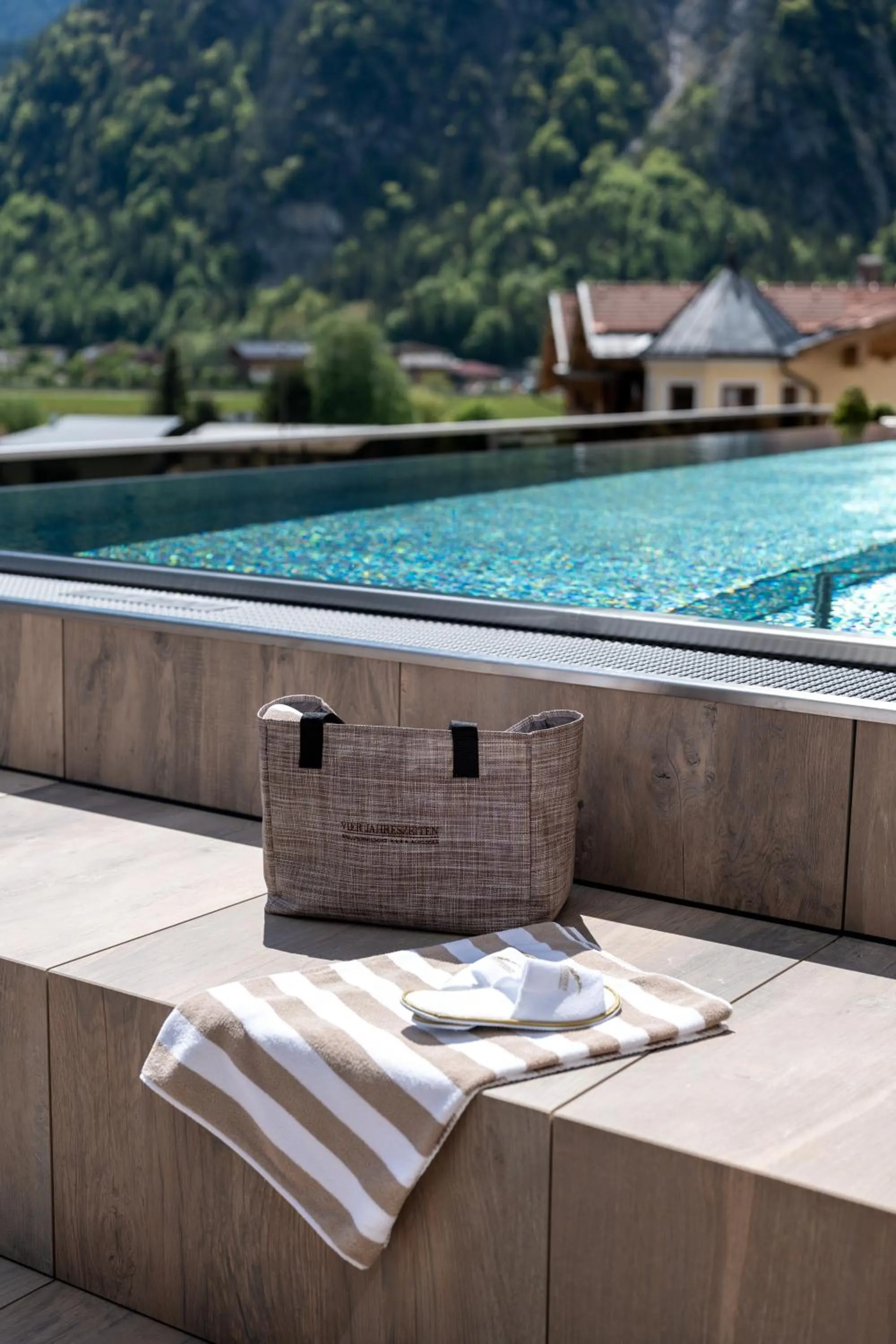 Swimming pool in Vier Jahreszeiten Wellnessresort Achensee