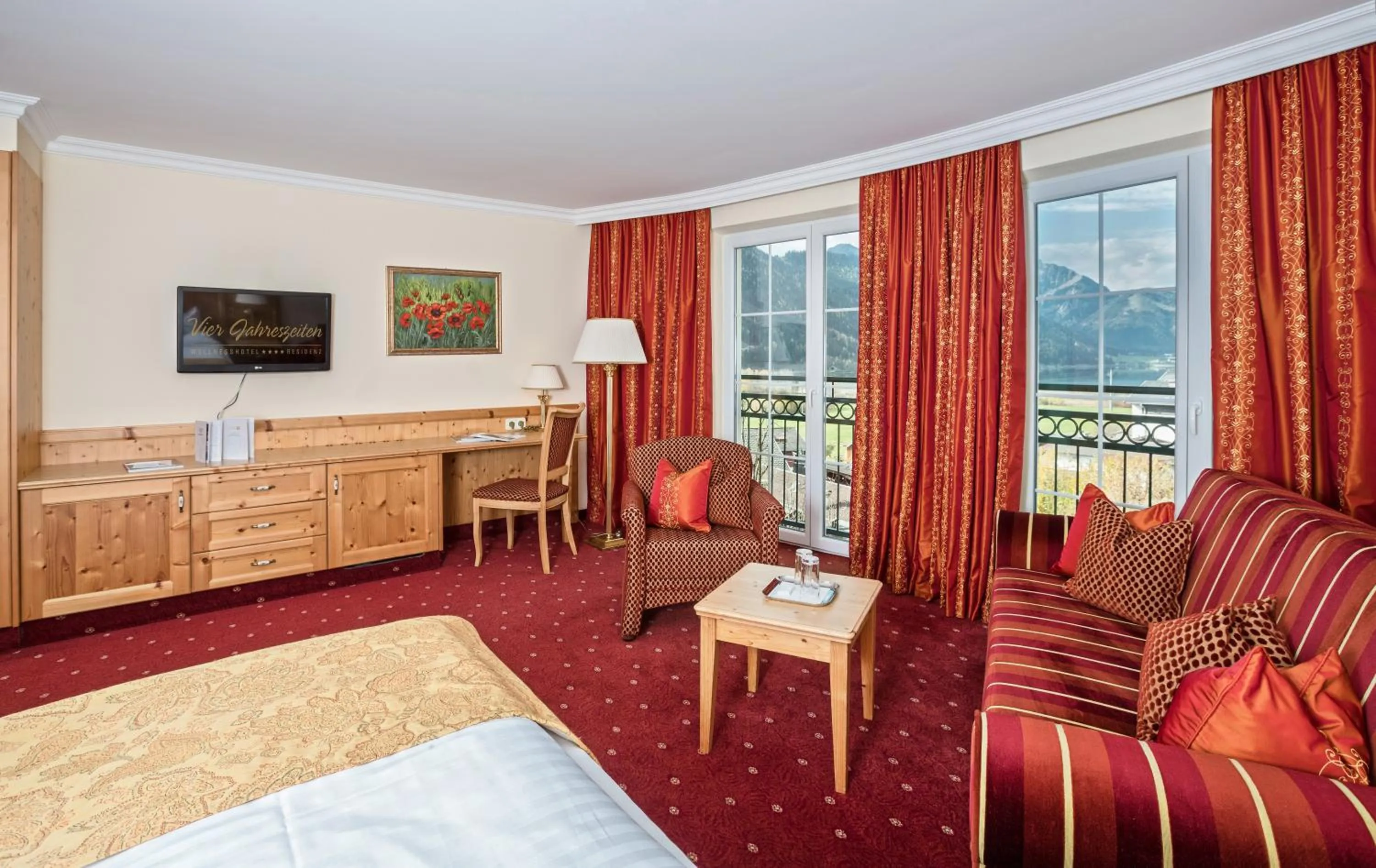Photo of the whole room, Bed in Vier Jahreszeiten Wellnessresort Achensee