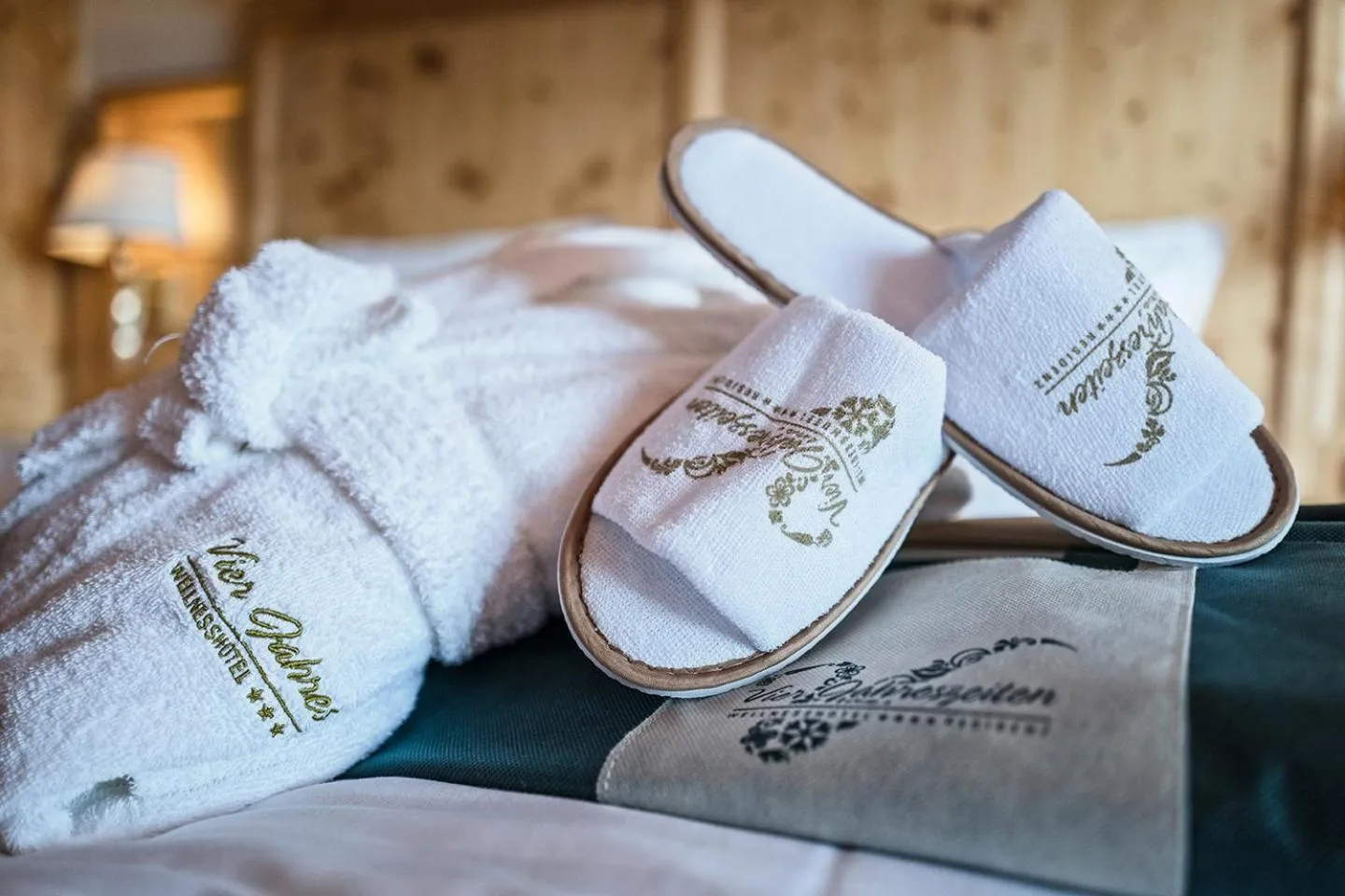 Living room, Bed in Vier Jahreszeiten Wellnessresort Achensee