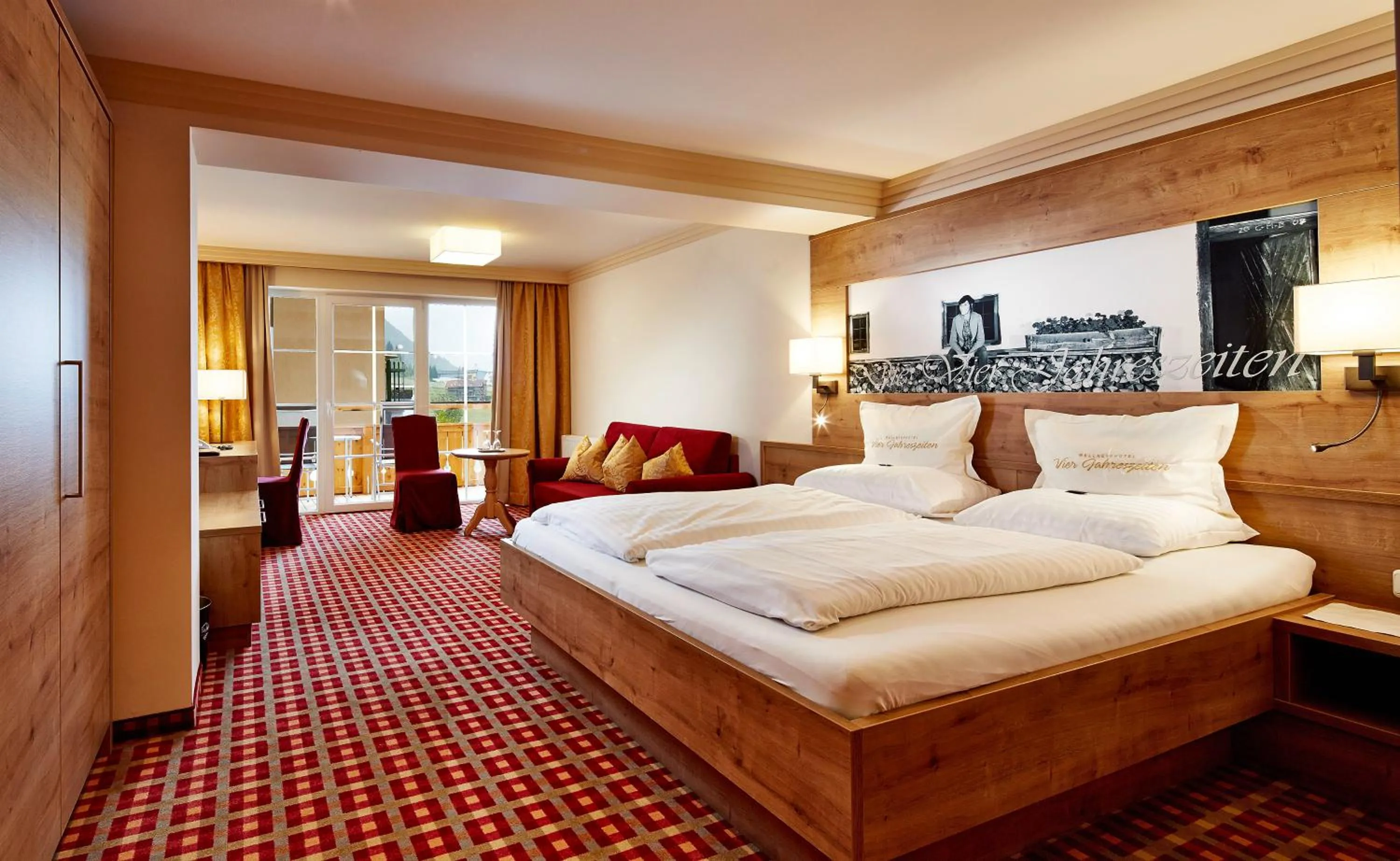Photo of the whole room, Bed in Vier Jahreszeiten Wellnessresort Achensee