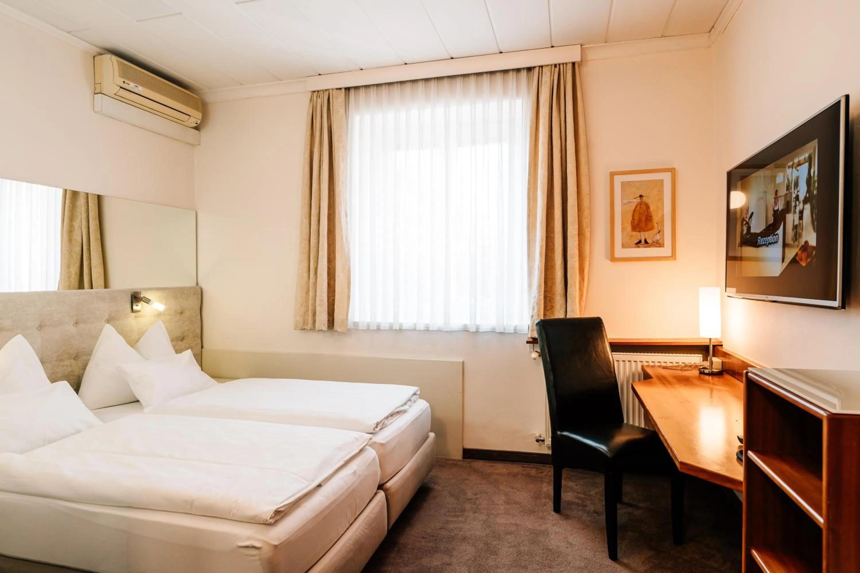 Photo of the whole room, Bed in Hotel Römerstube