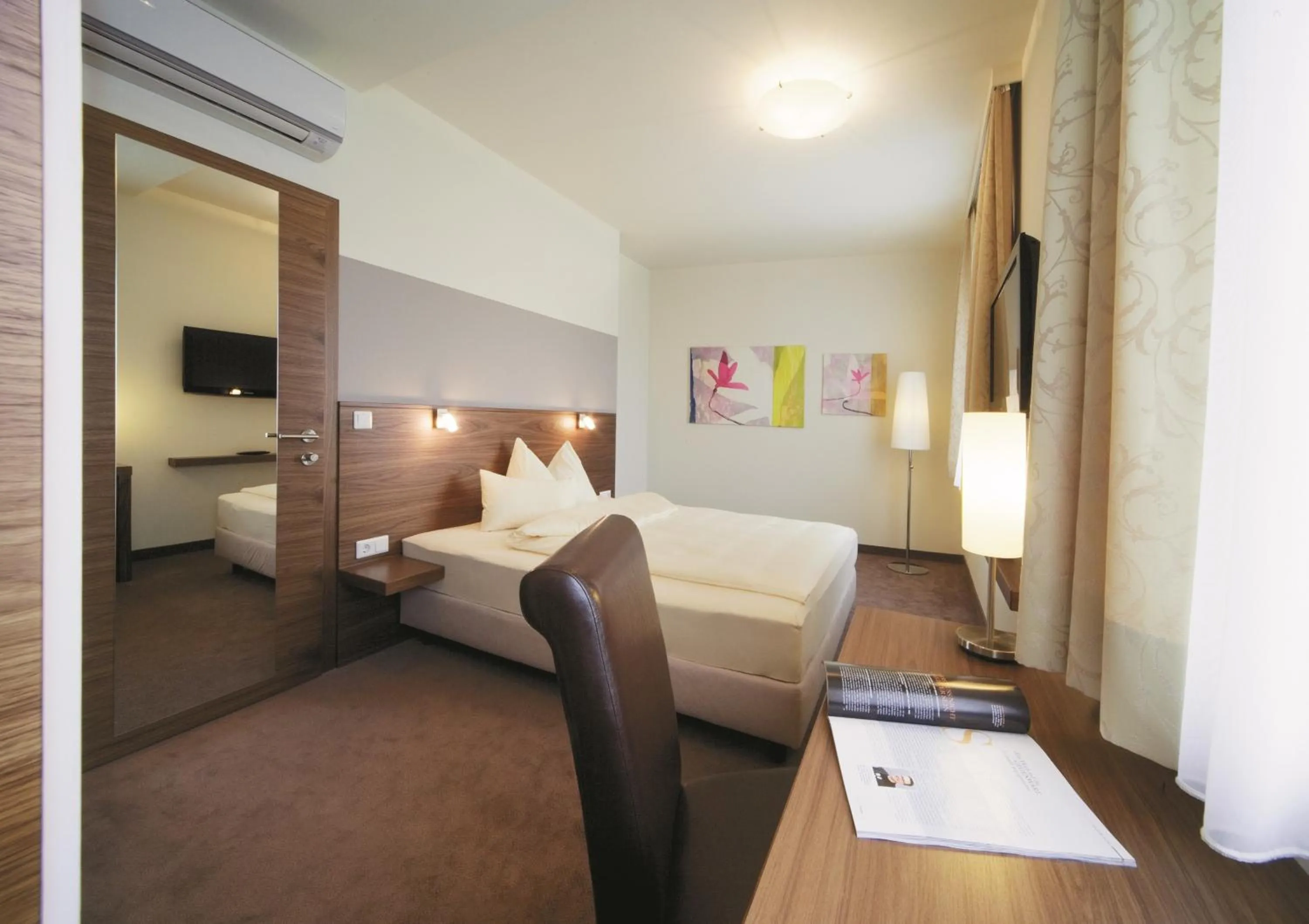 Photo of the whole room, Bed in Hotel Römerstube