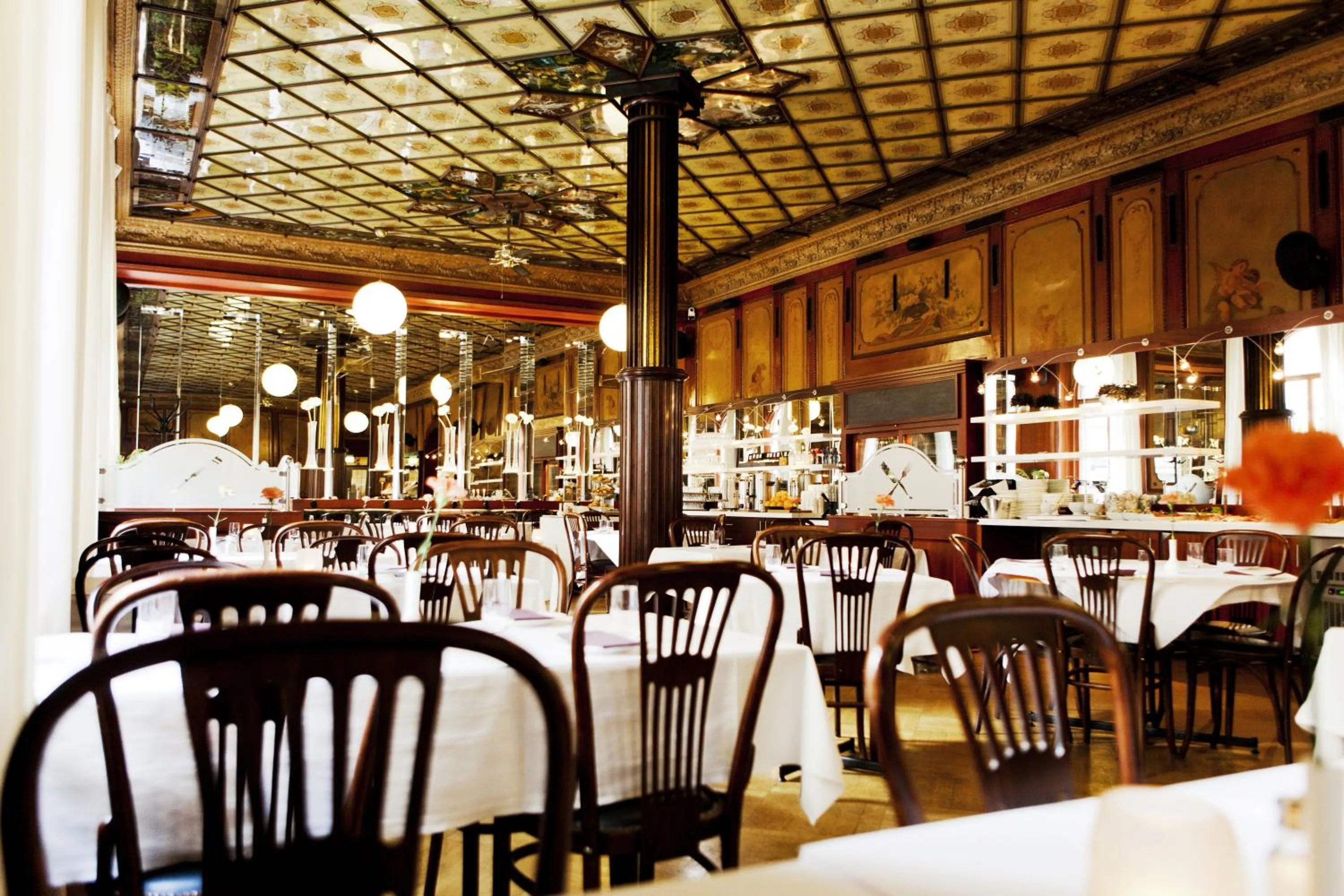 Restaurant/places to eat in Elite Hotel Knaust