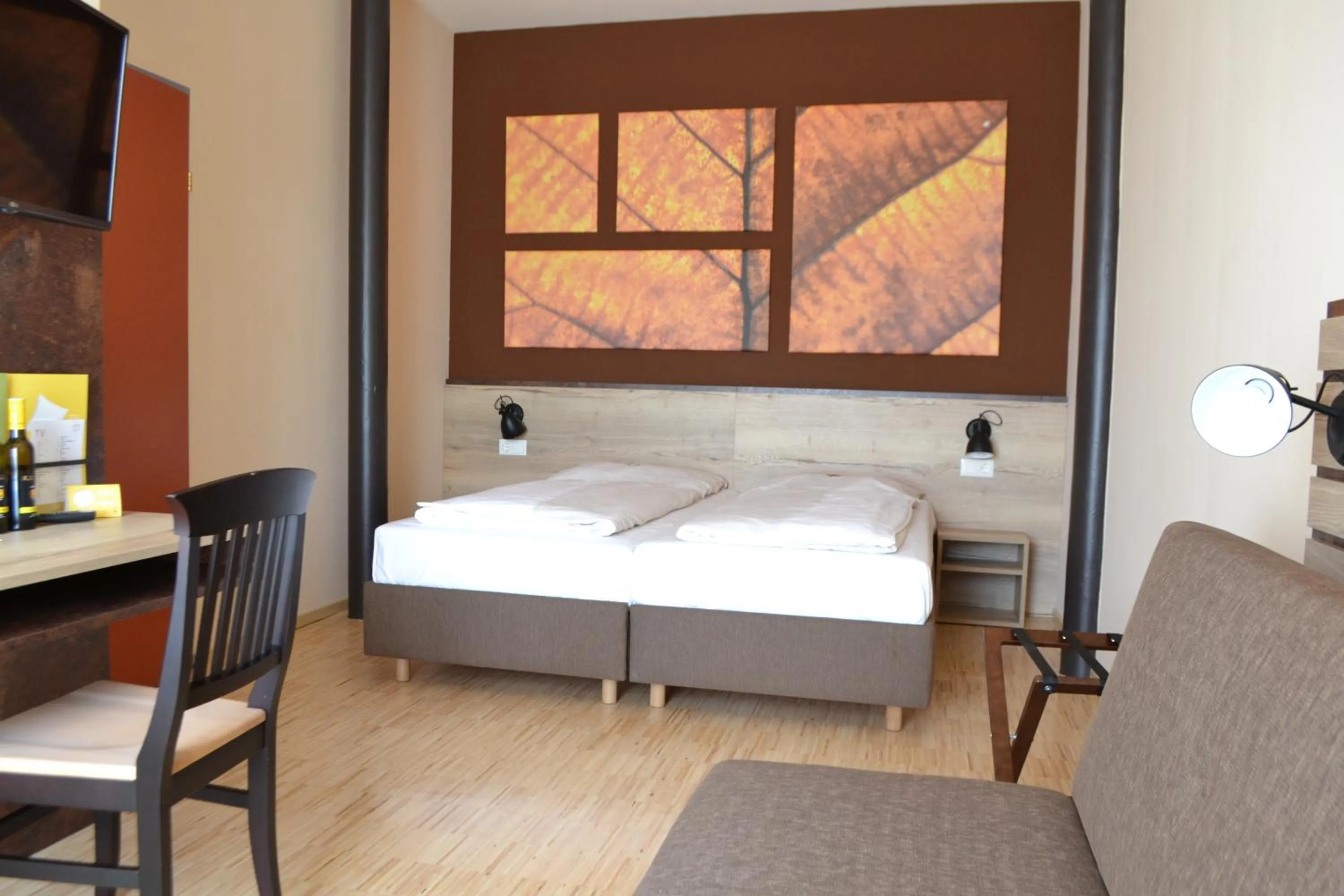 People, Bed in JUFA Hotel Fürstenfeld