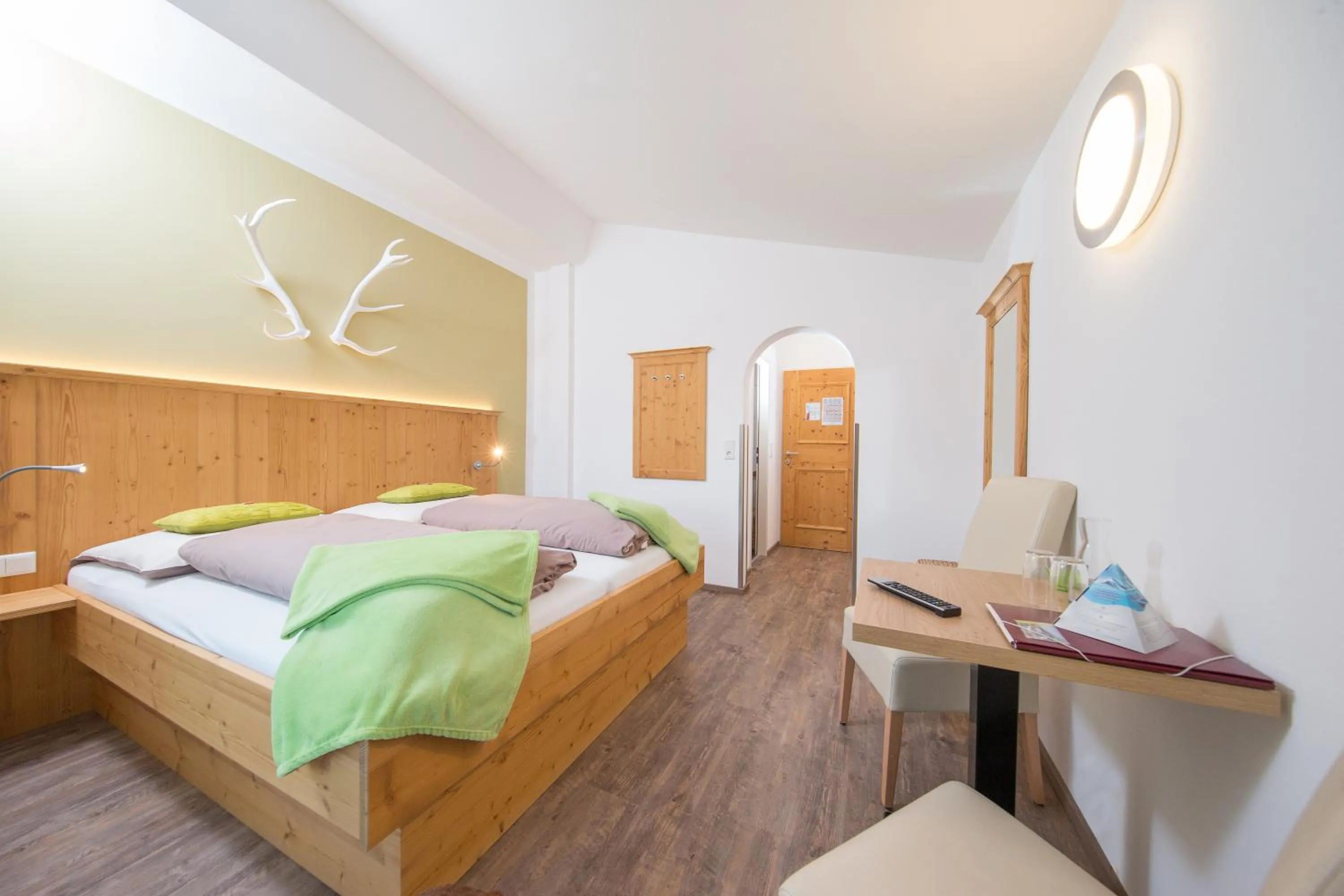 Shower, Bed in Comfort Hotel Garni Landhaus Gitti