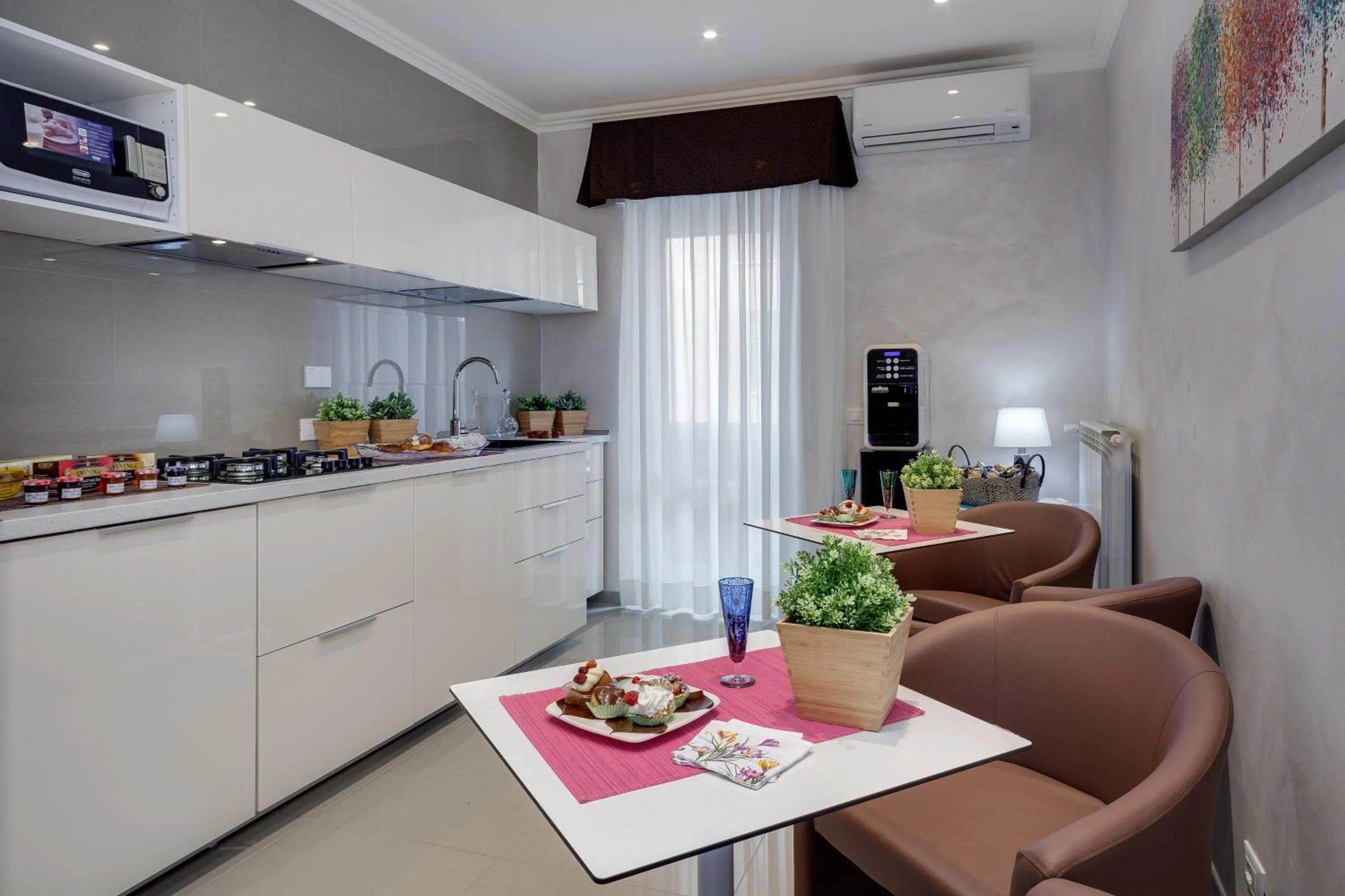 Restaurant/places to eat in Dreamsrome Suites