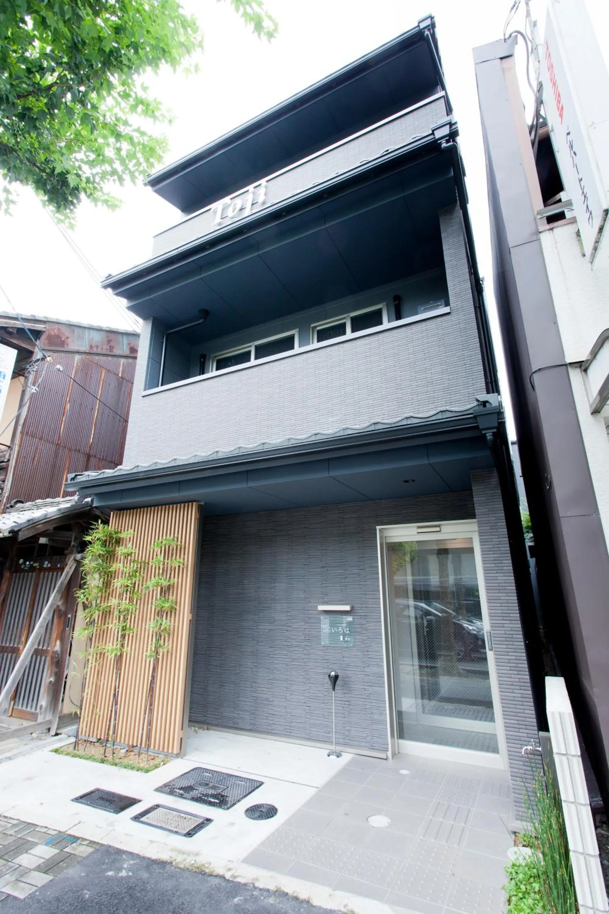 Facade/entrance in Kyostay Iroha Toji Annex