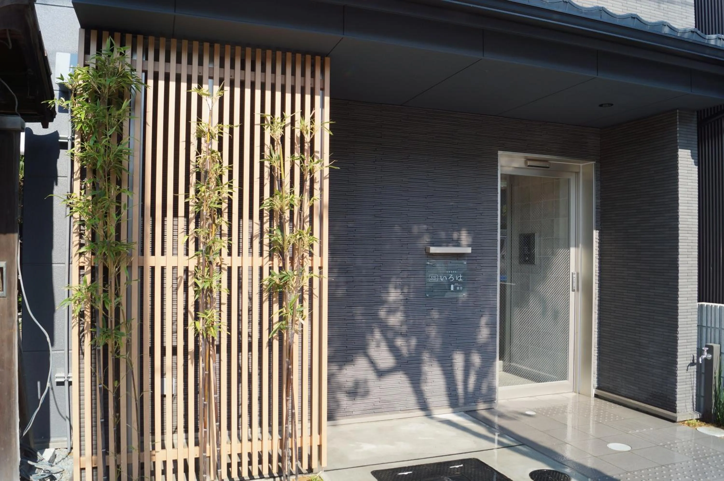 Facade/entrance in Kyostay Iroha Toji Annex