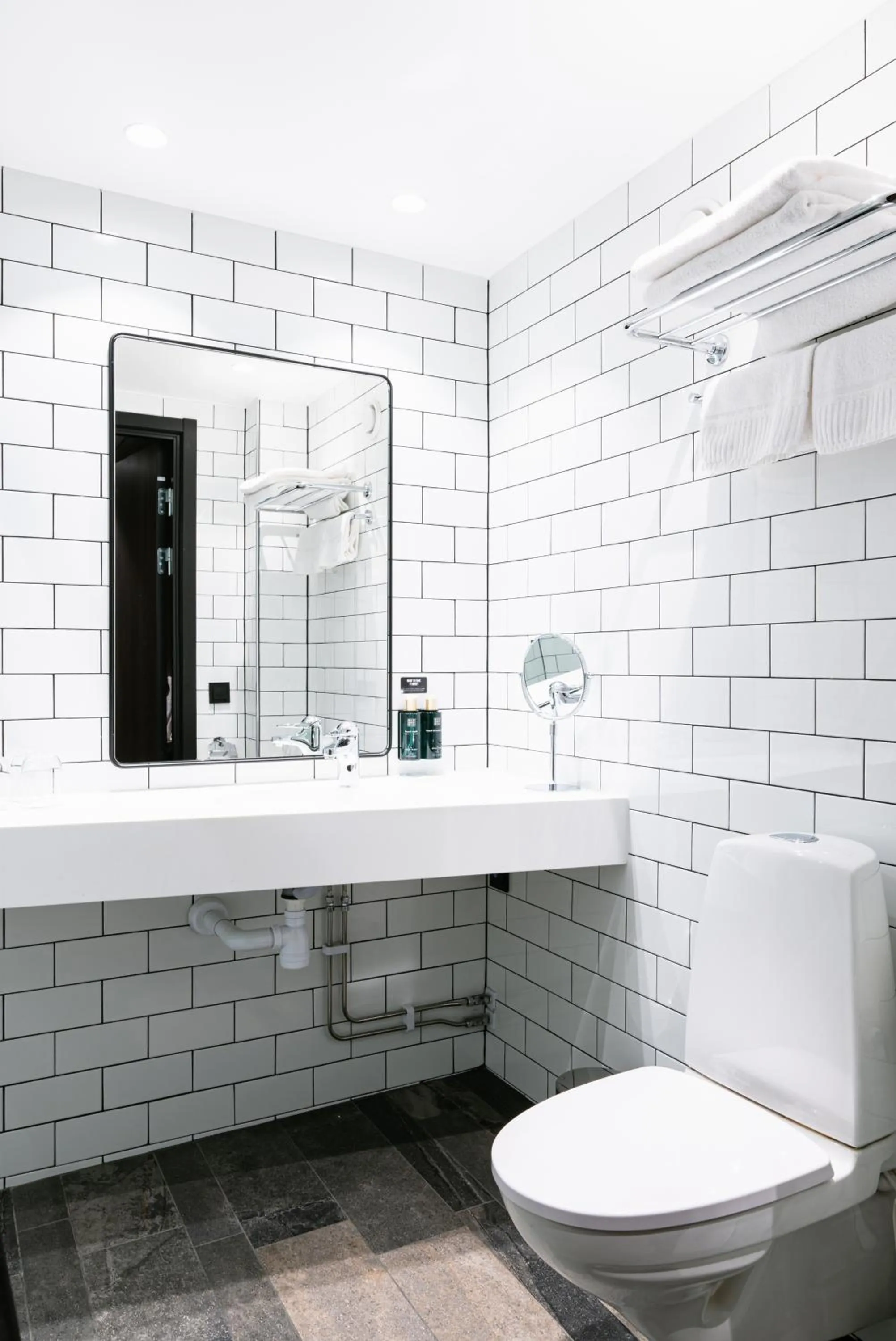 Communal lounge/ TV room in Clarion Hotel Winn