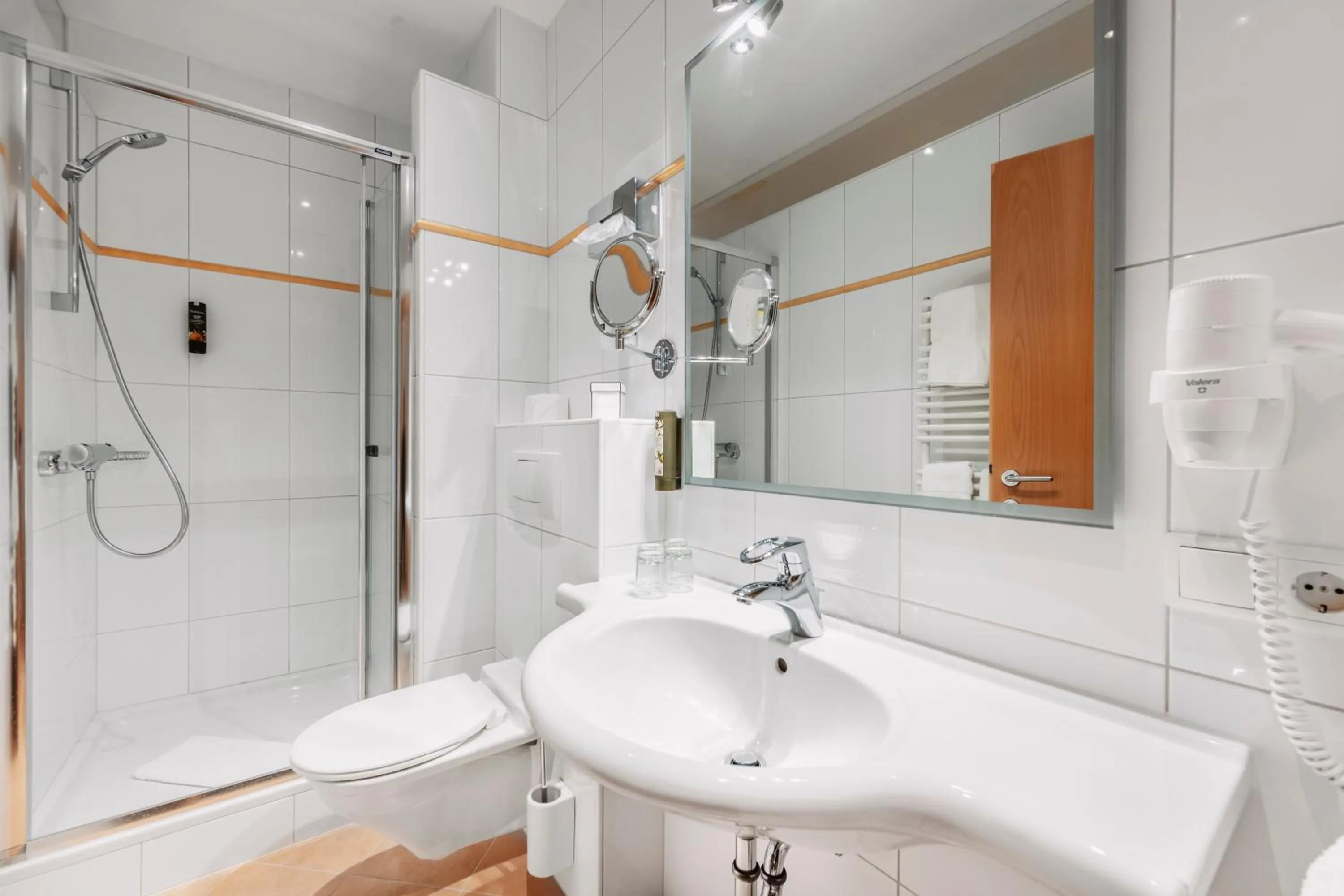 Shower in Hotel Dominic