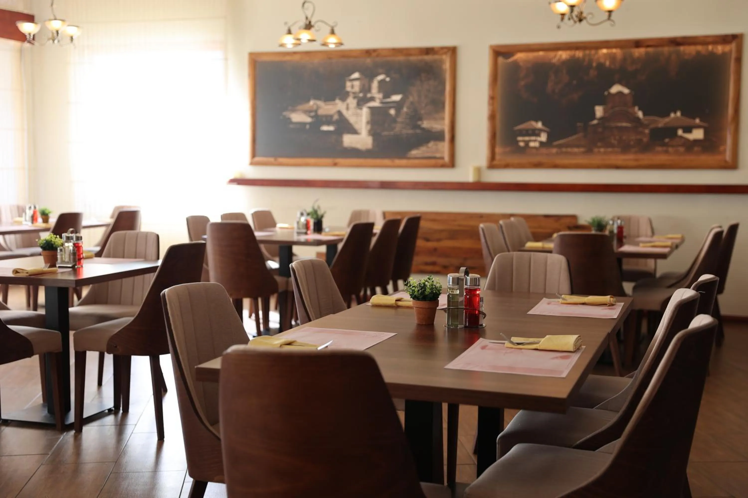 Restaurant/places to eat in Hotel Happy