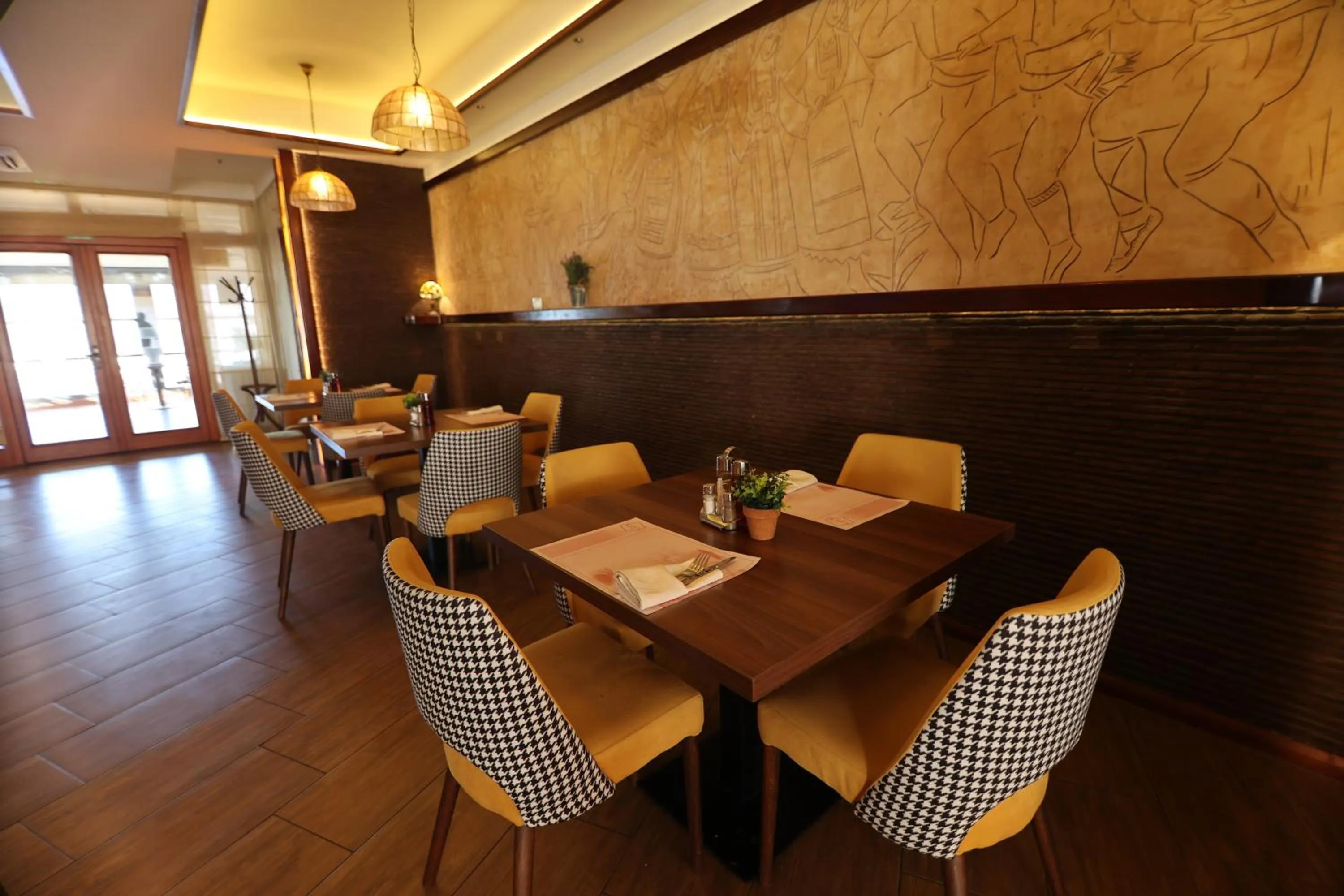 Restaurant/places to eat in Hotel Happy