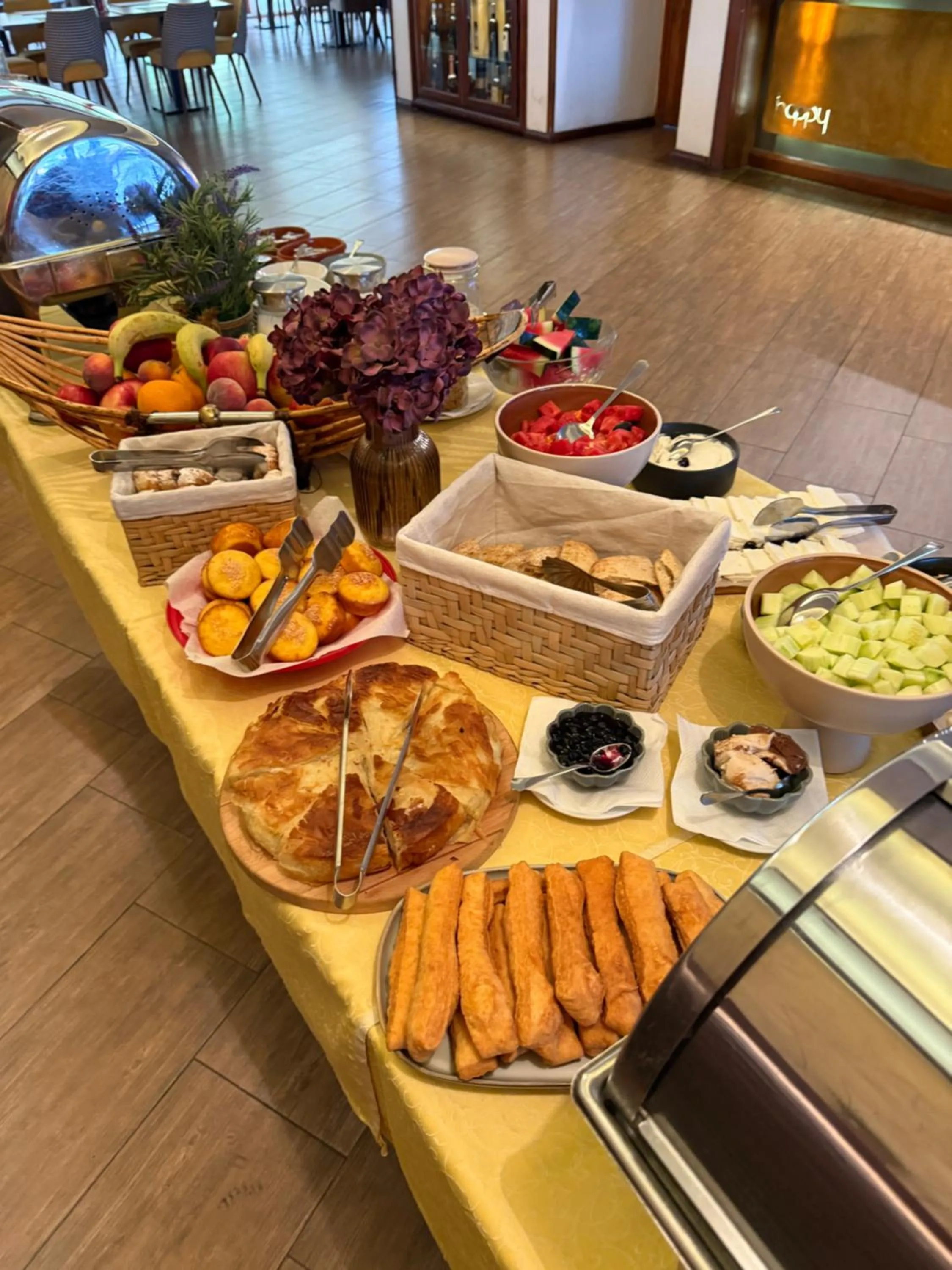 Restaurant/places to eat in Hotel Happy