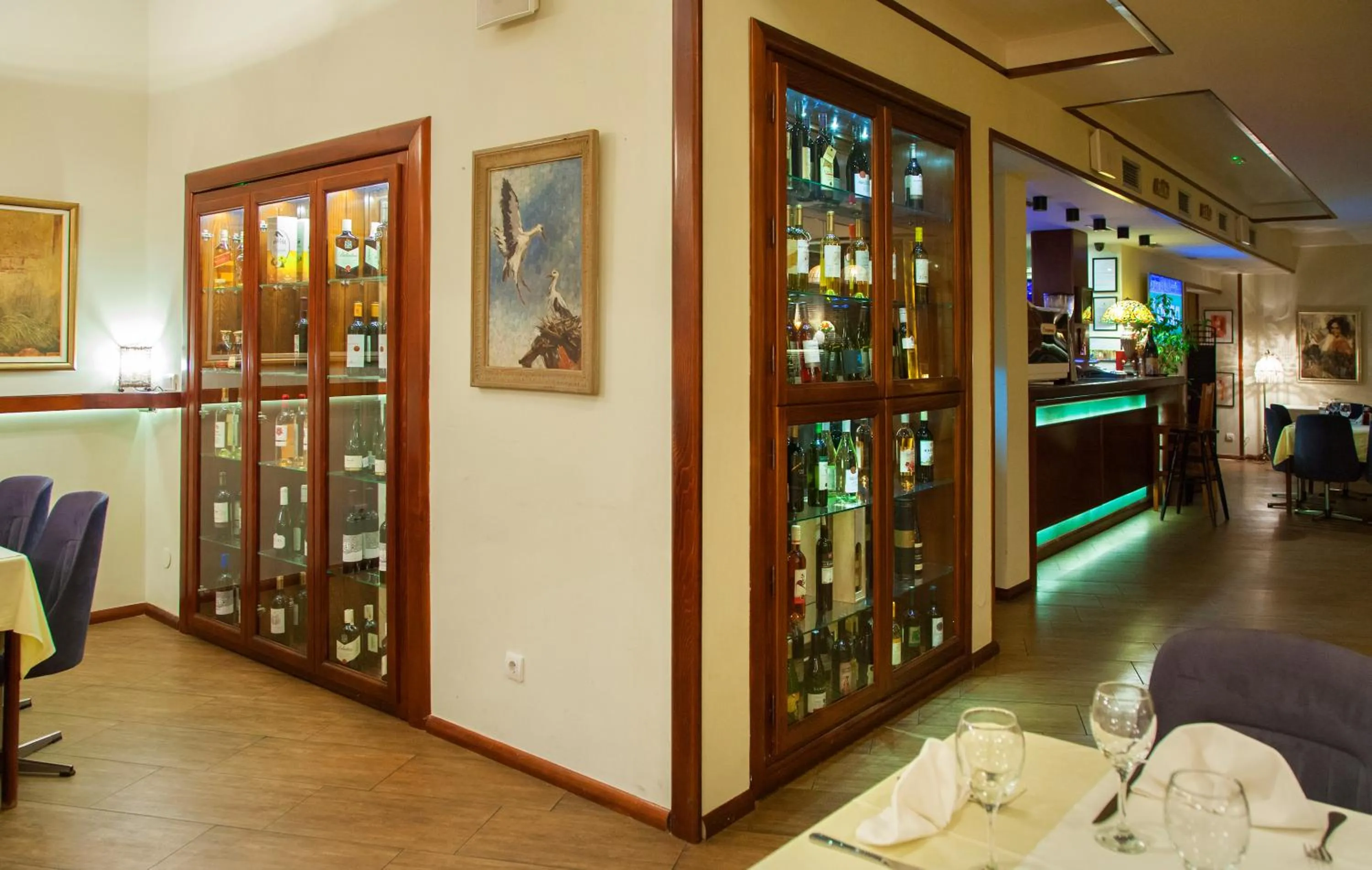 Restaurant/places to eat in Hotel Happy