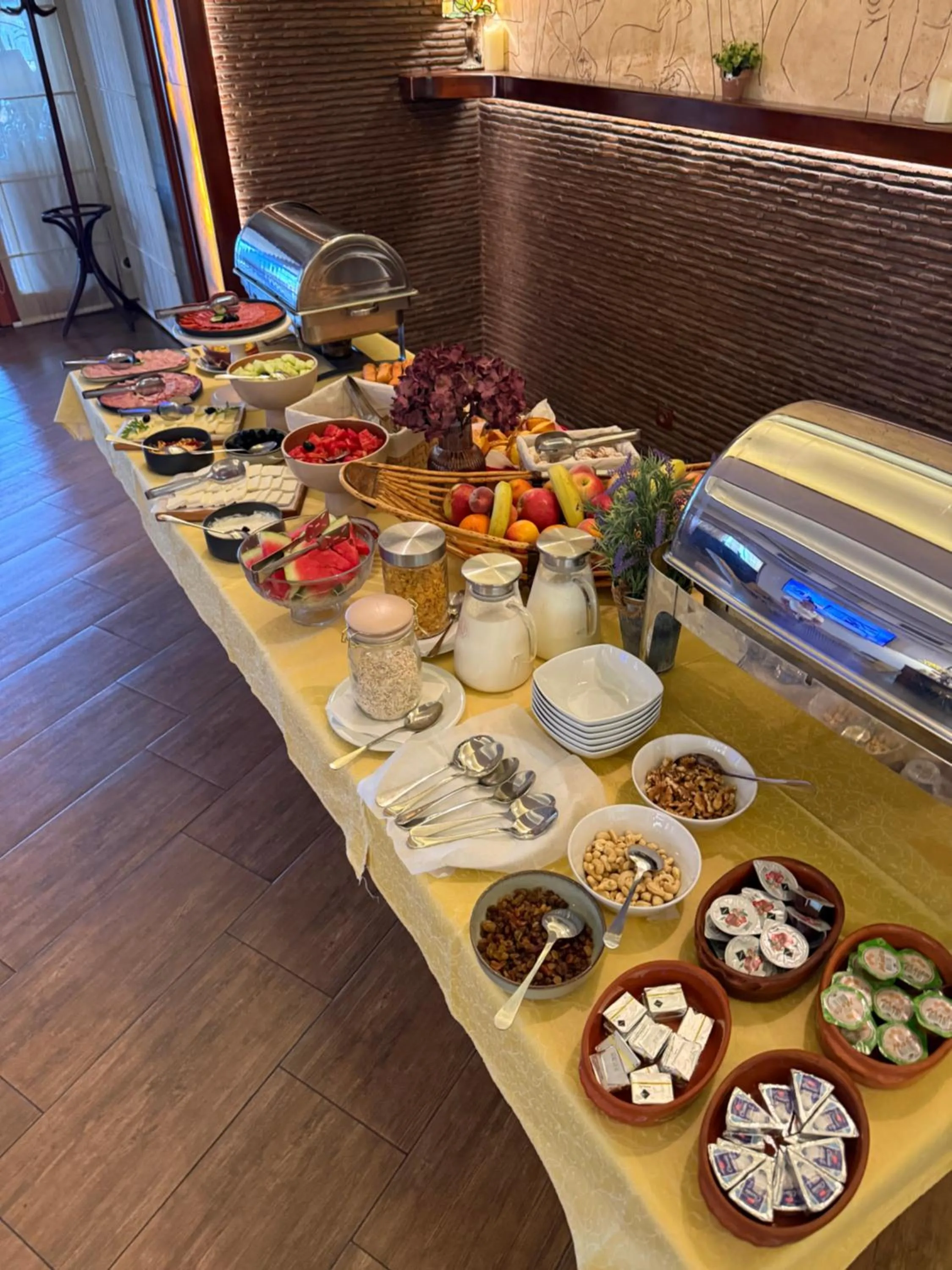 Restaurant/places to eat in Hotel Happy