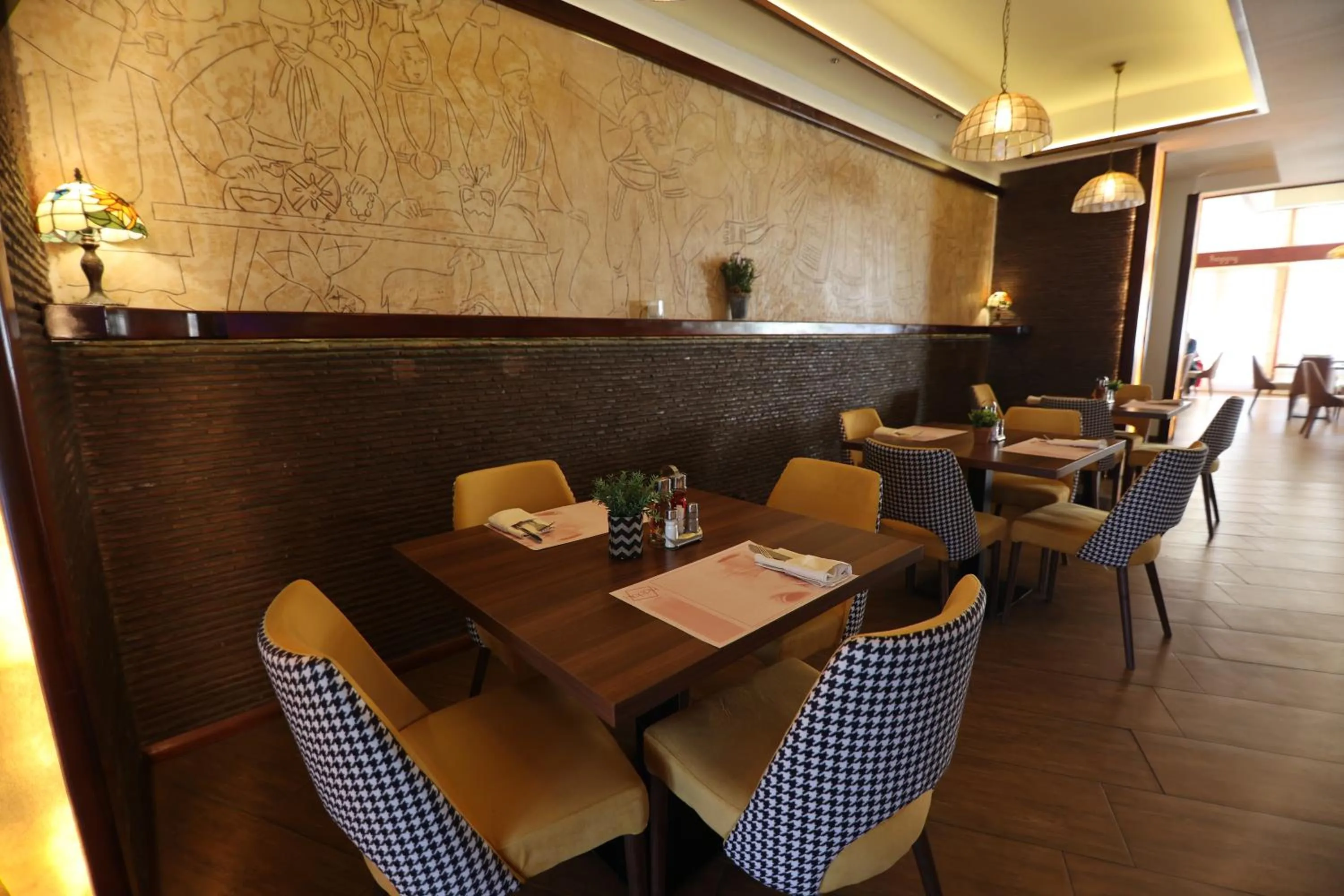 Restaurant/places to eat in Hotel Happy